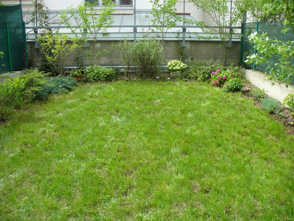 Garden apartment with garage in central Prague
