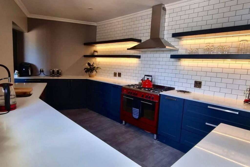 Zoete Inval - 3 Bedroom Self Catering Home. view 4