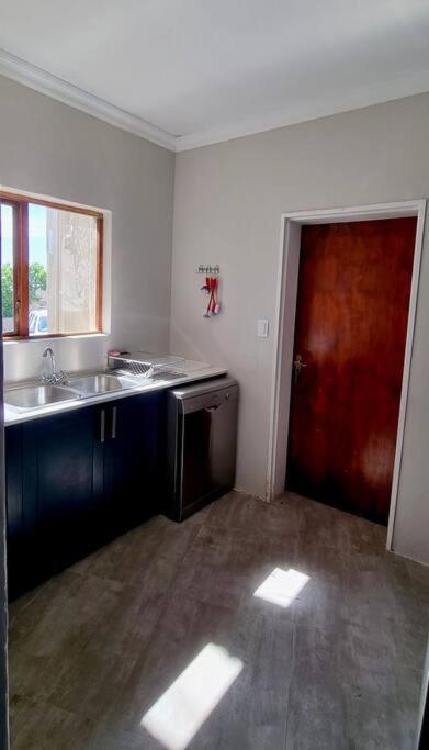 Zoete Inval - 3 Bedroom Self Catering Home. view 5