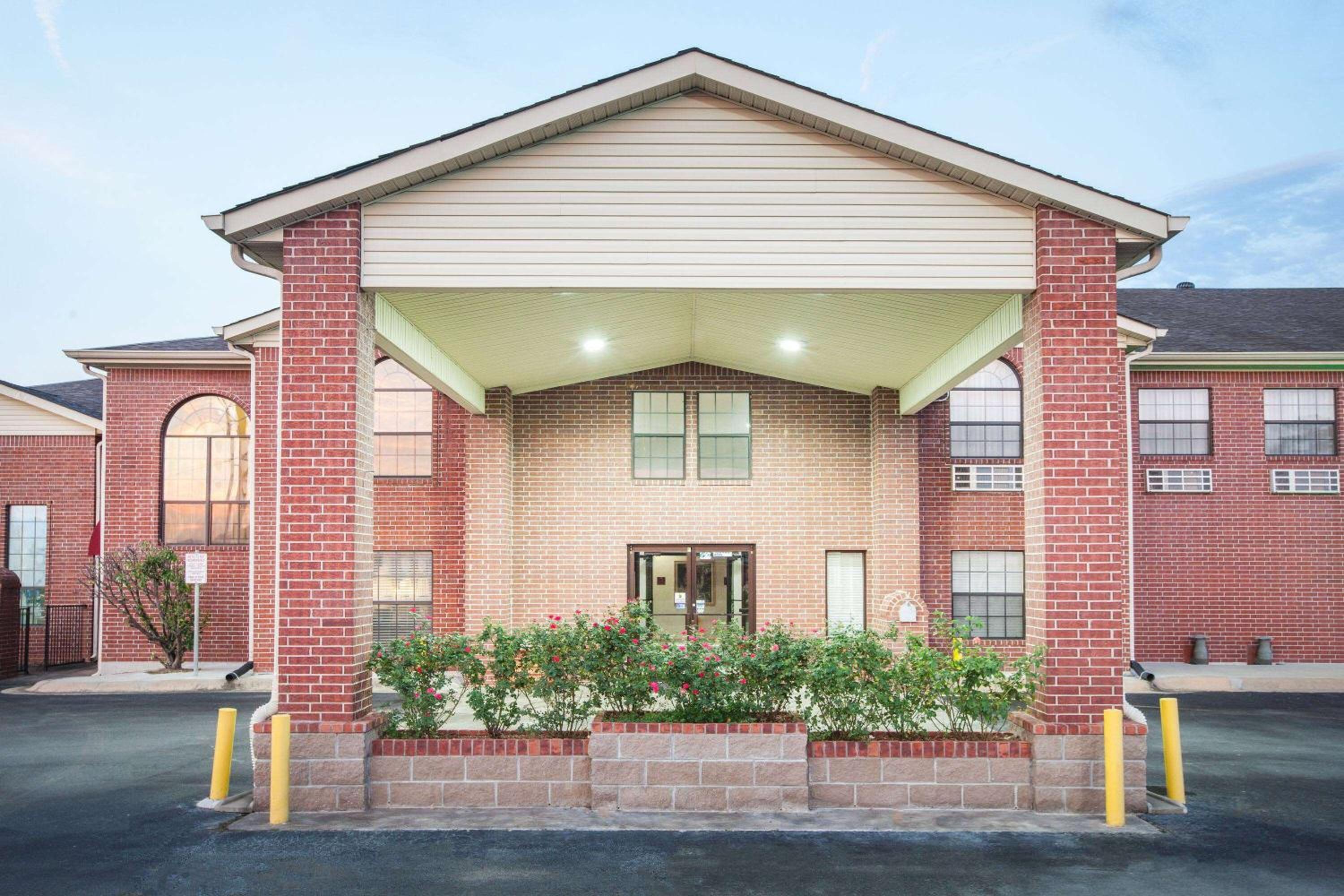 Super 8 by Wyndham White Hall view 2
