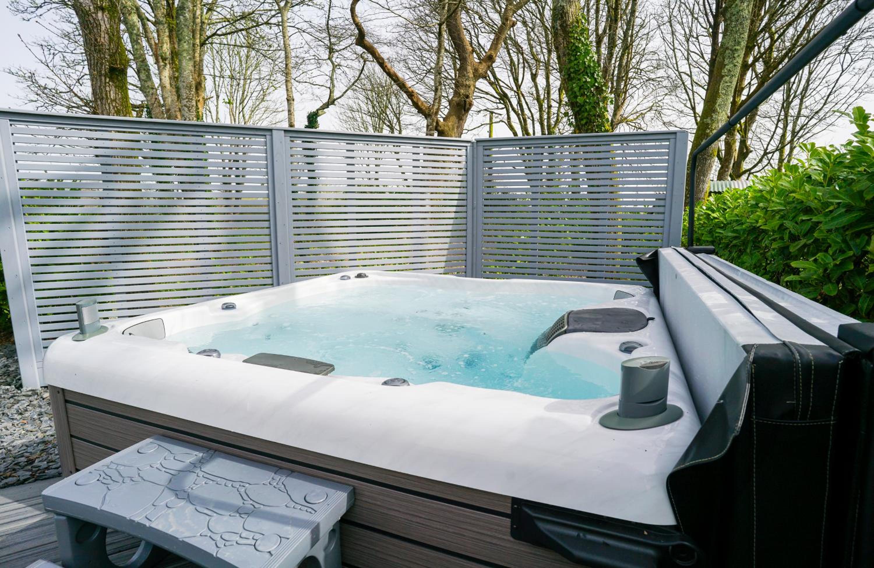Luxury retreat with hot tub & wood burner - Mylor