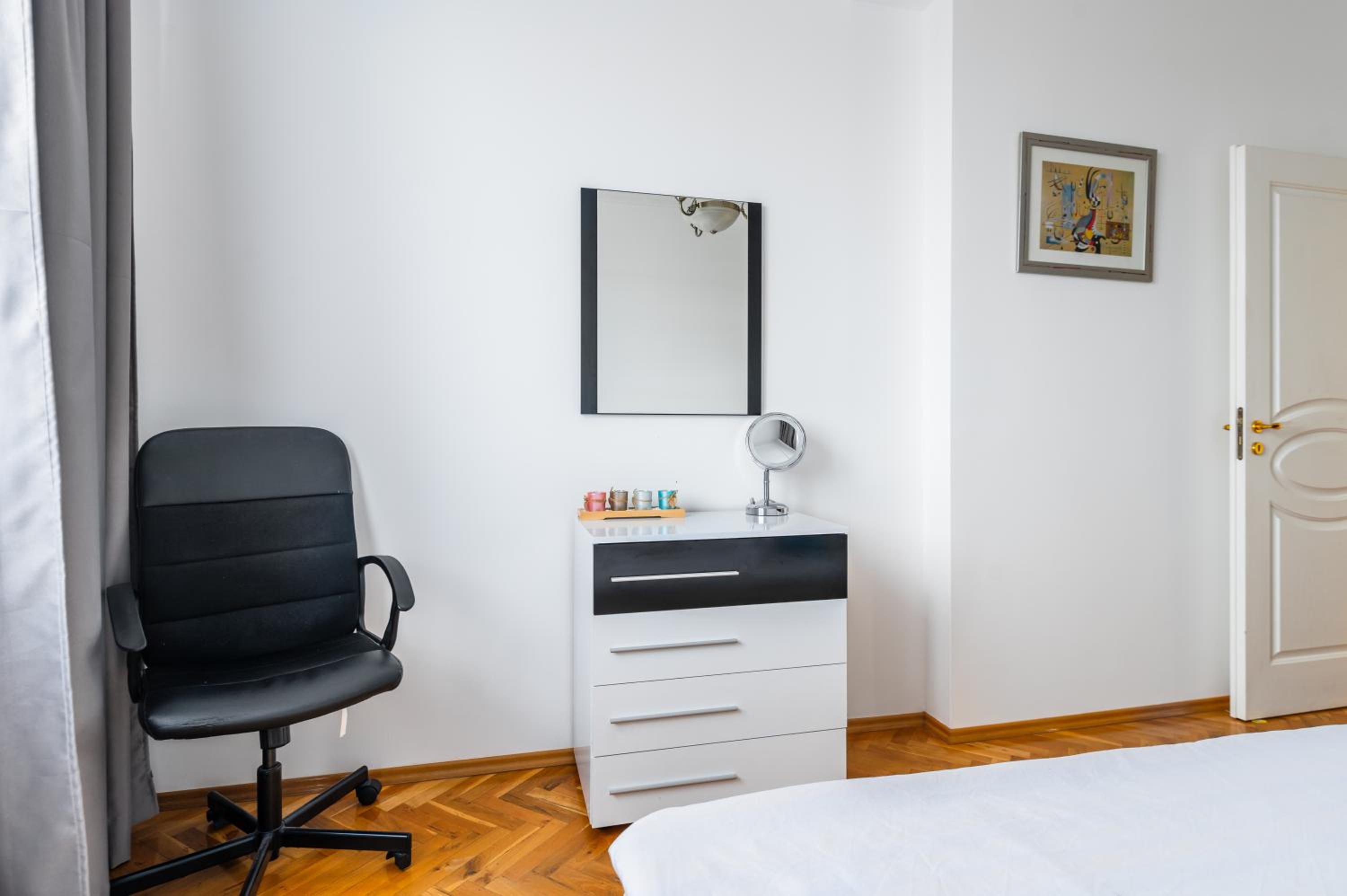 Vitosha Str 2BD White & Blue Apt by Flat Mаnager