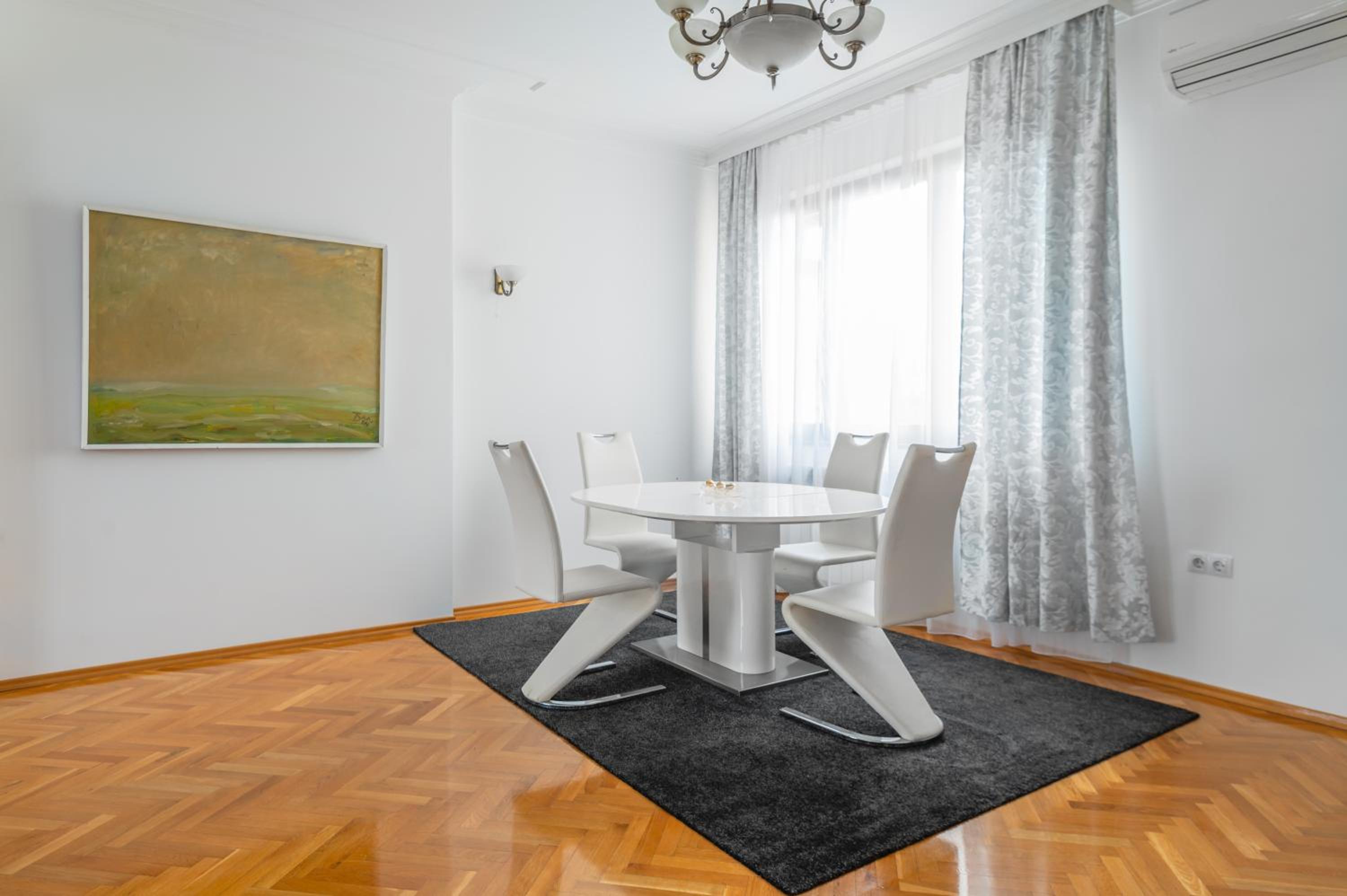 Vitosha Str 2BD White & Blue Apt by Flat Mаnager