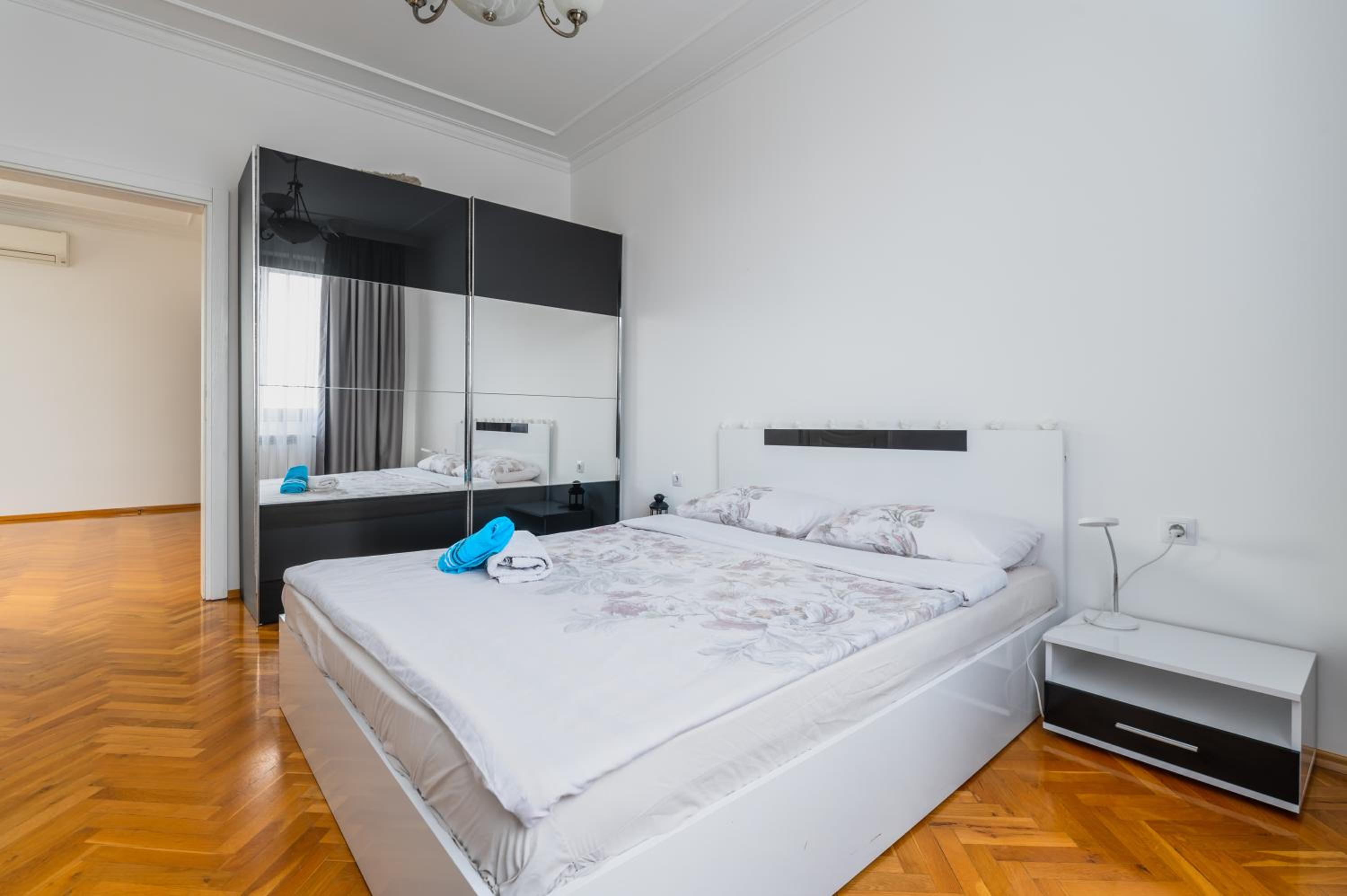 Vitosha Str 2BD White & Blue Apt by Flat Mаnager
