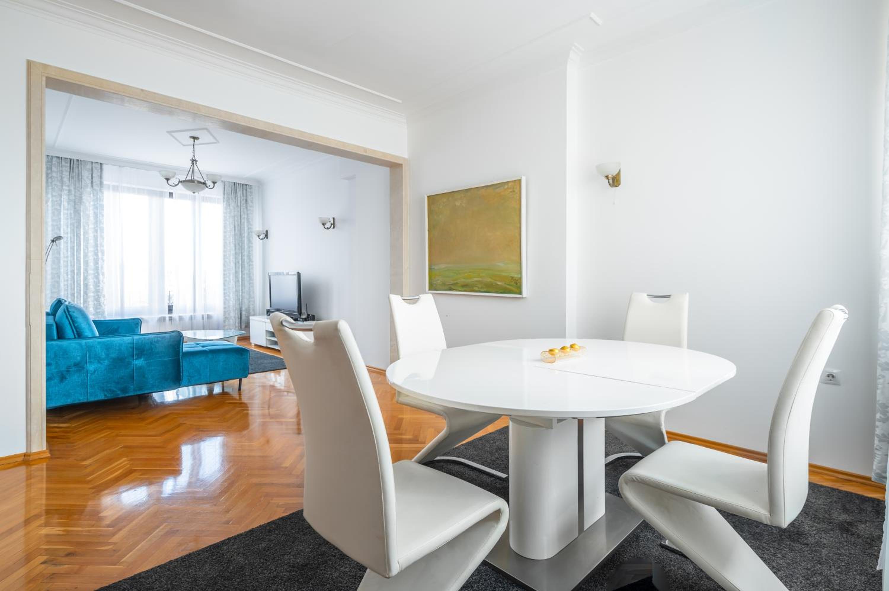 Vitosha Str 2BD White & Blue Apt by Flat Mаnager