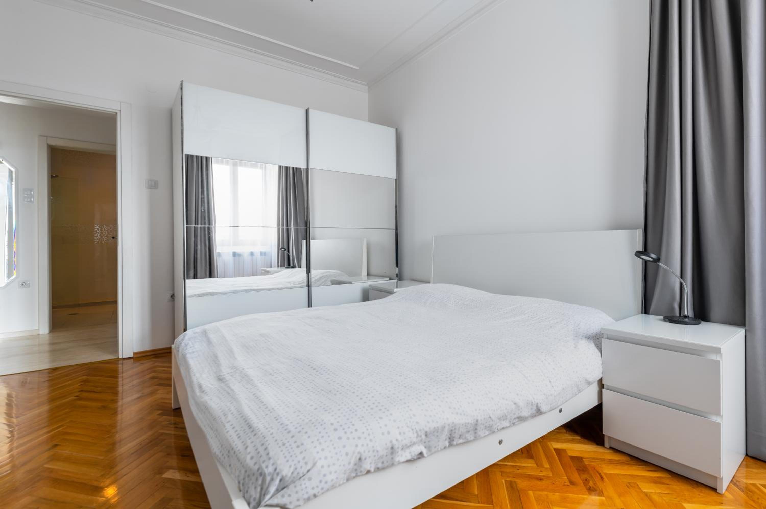 Vitosha Str 2BD White & Blue Apt by Flat Mаnager