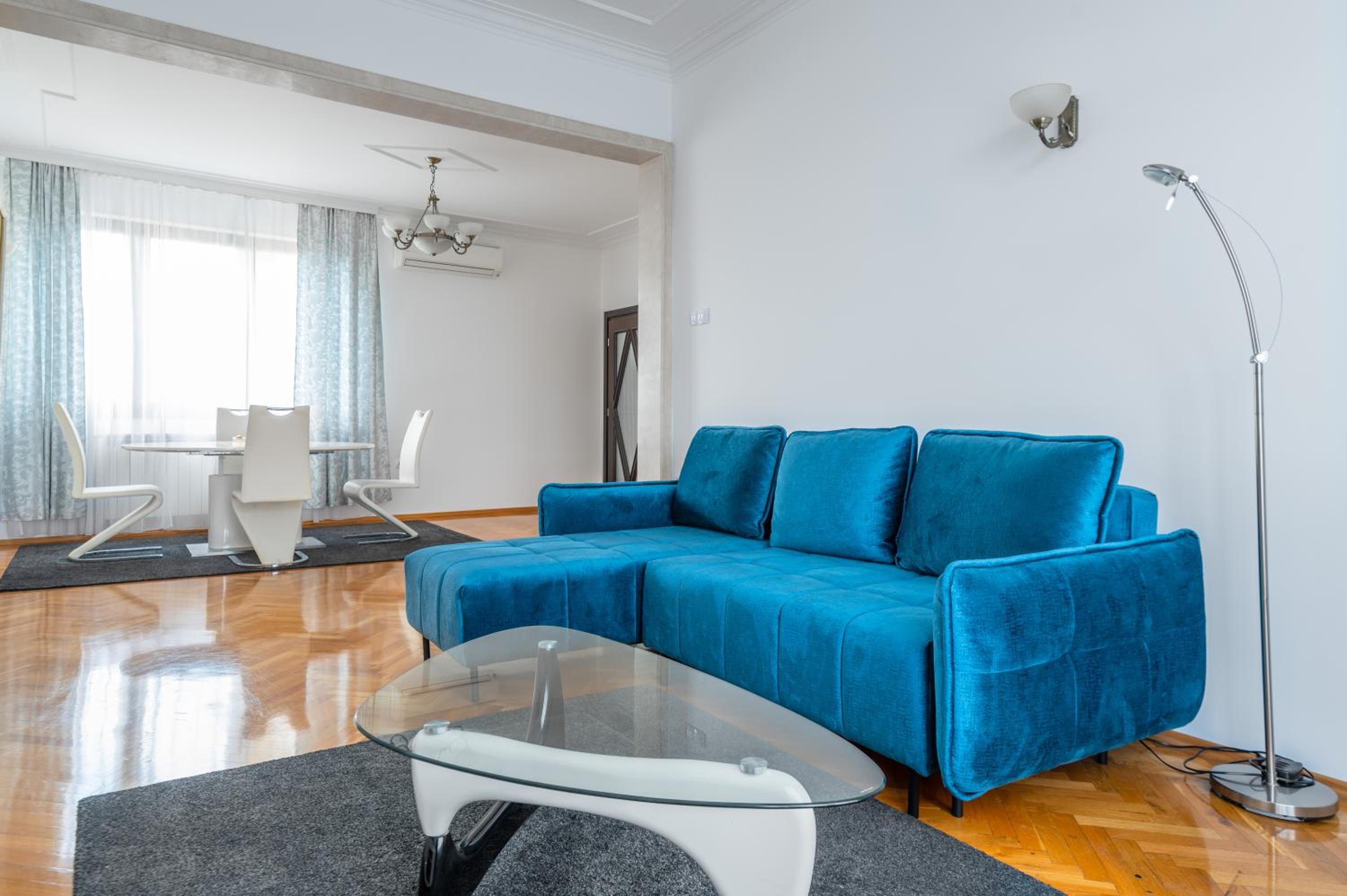 Vitosha Str 2BD White & Blue Apt by Flat Mаnager