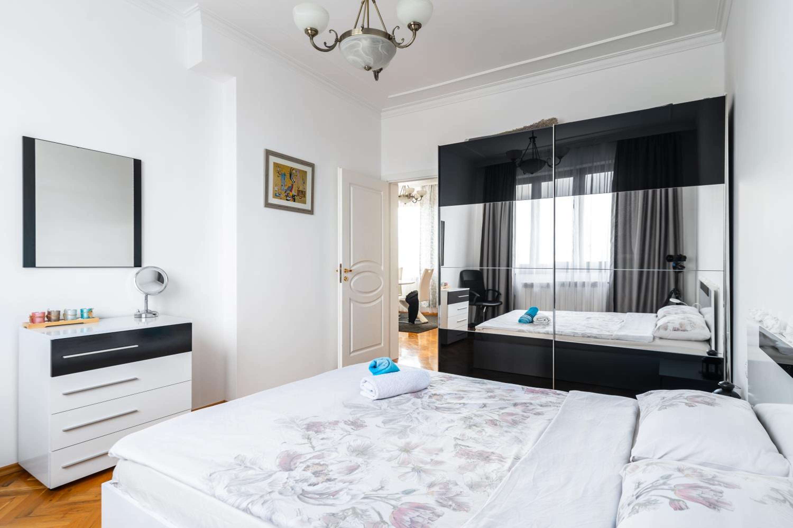 Vitosha Str 2BD White & Blue Apt by Flat Mаnager