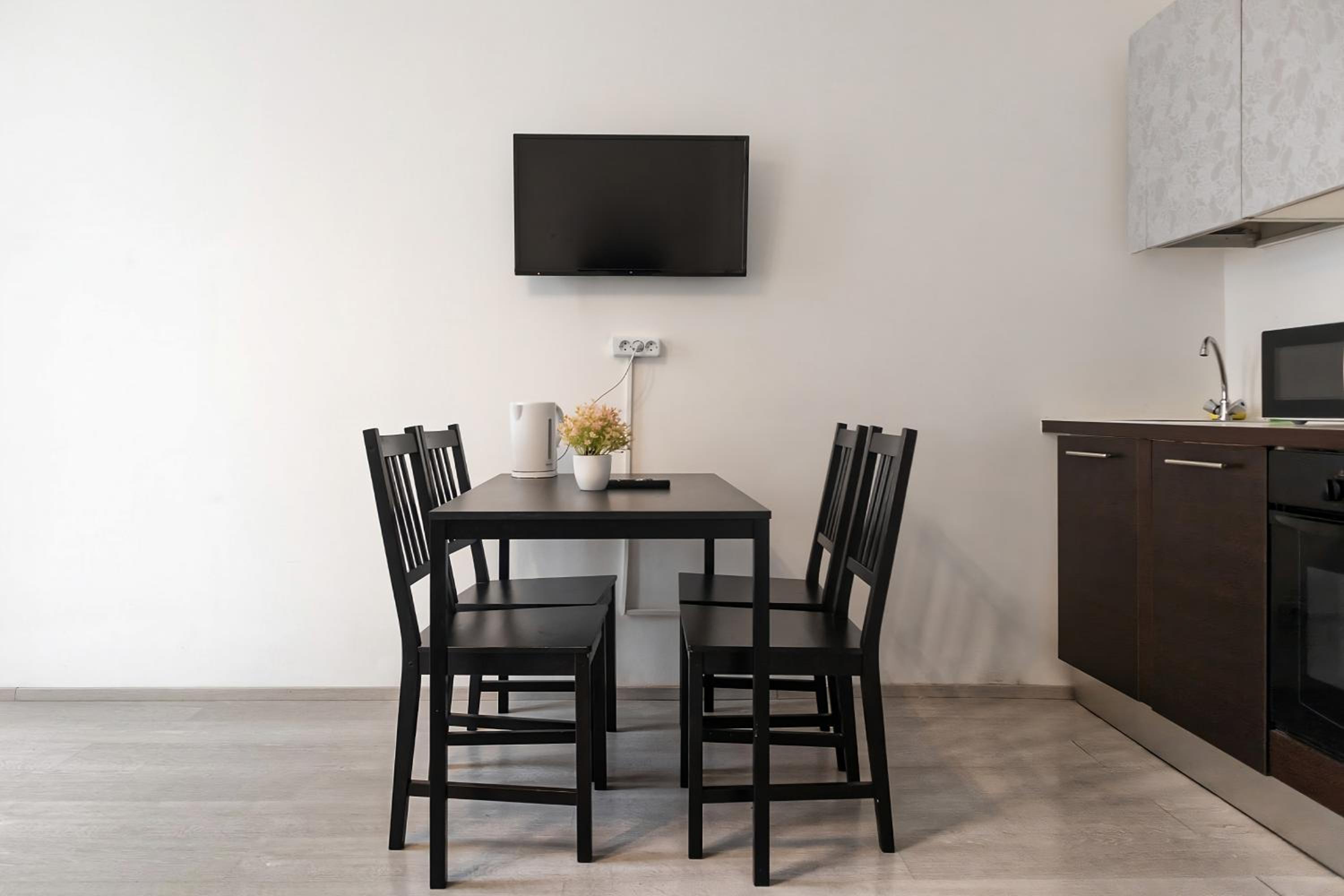 2 Pleasant Flats - Perfect for Long Stays