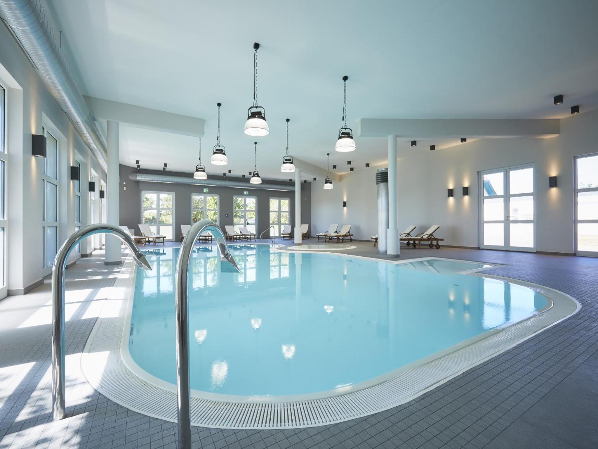 Reetland am Meer - Premium Reetdachvilla mit 2 Schlafzimmern, Sauna und Kamin E04