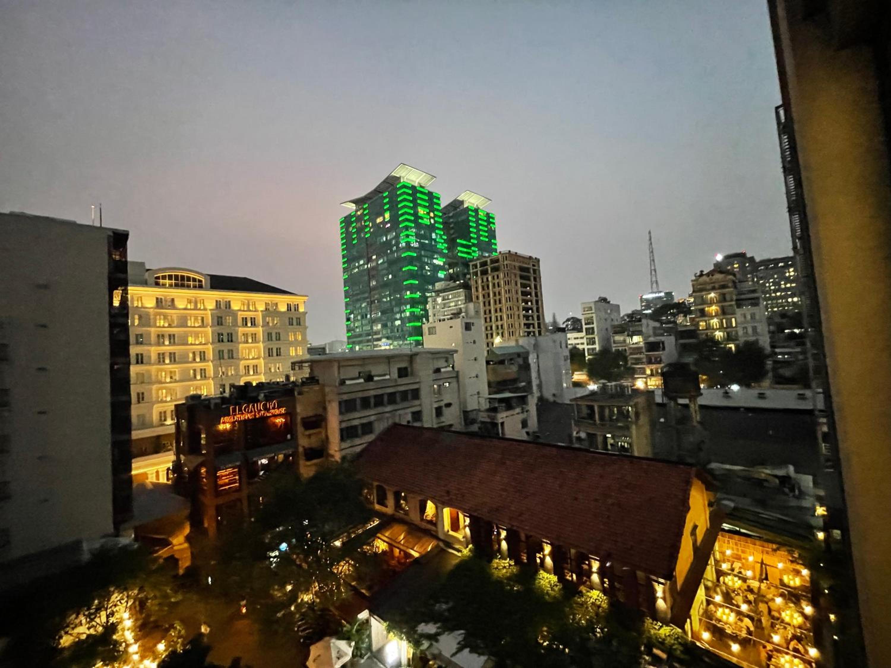 De Lux Central Studio next Hyatt ,Opera House ,Benthanh ,Pool,Gym