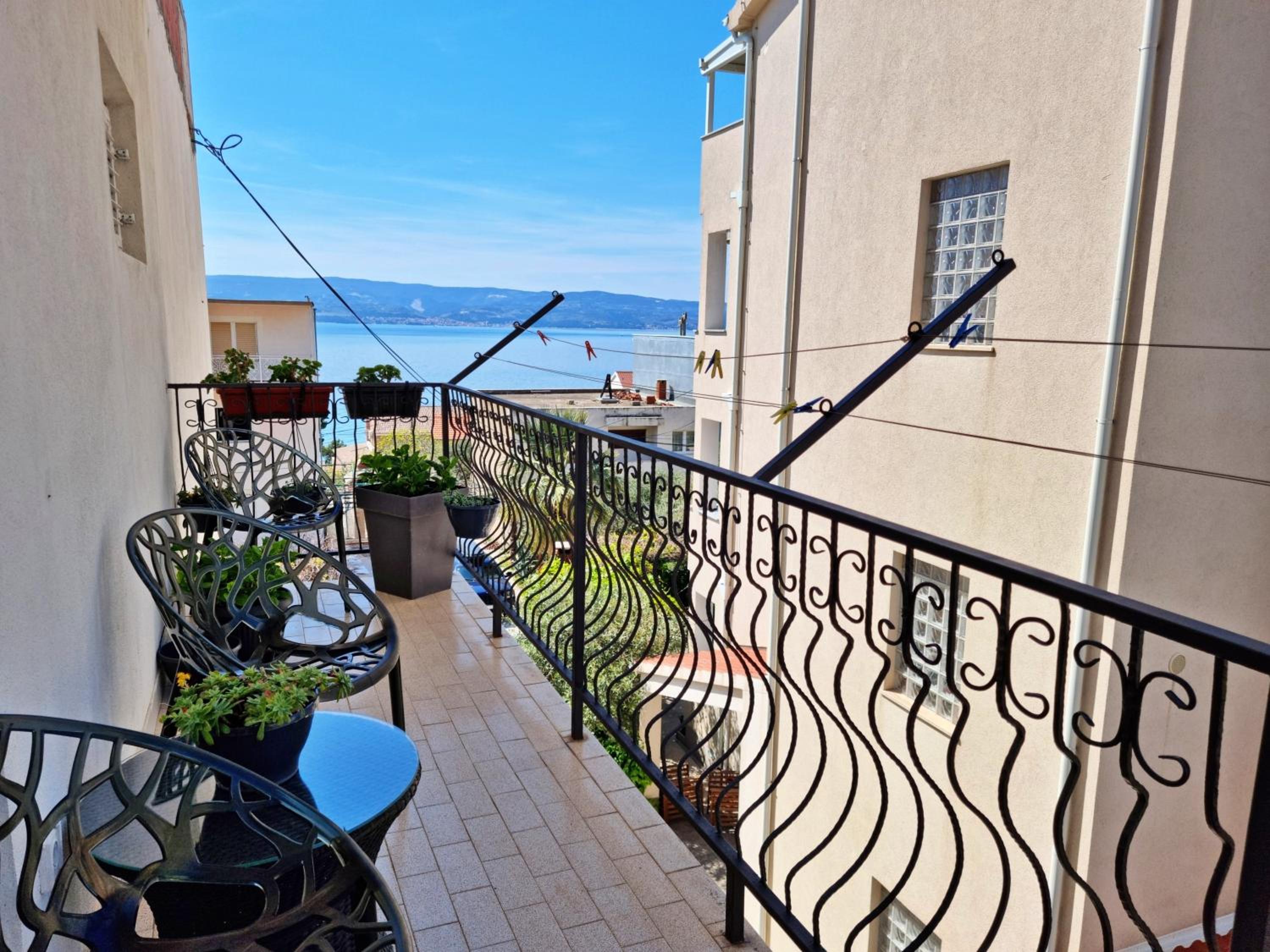 Black and White Apartment - 2 bedrooms, walk to the beach view 5