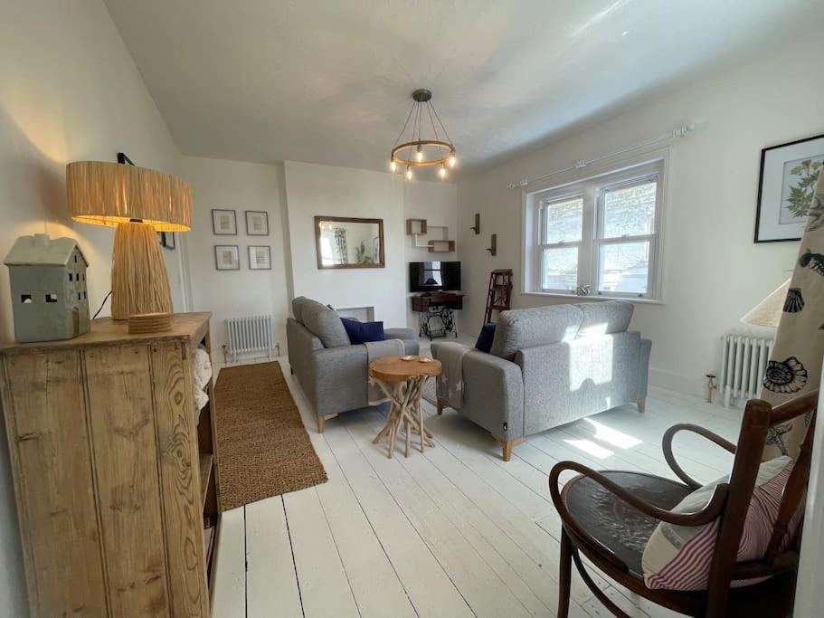 Top Deck - Fresh, stylish seaside apartment view 5