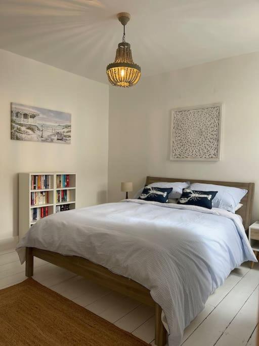 Top Deck - Fresh, stylish seaside apartment view 3