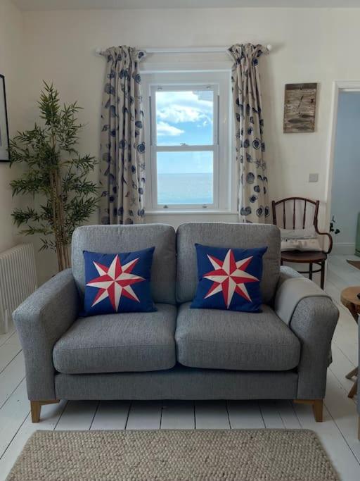 Top Deck - Fresh, stylish seaside apartment view 4