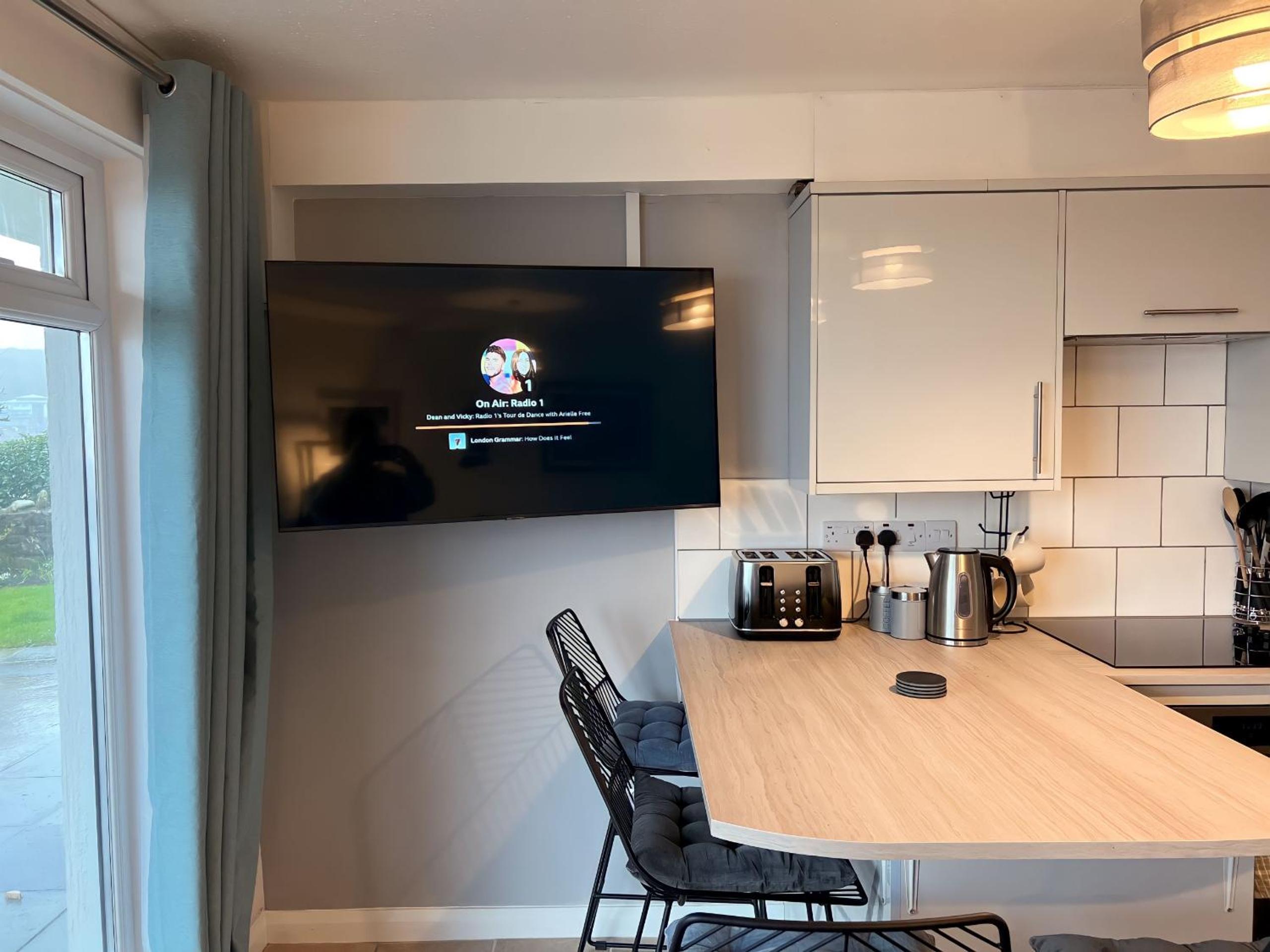 Beach Court Ground Floor - Cosy Apartment with Sea Views view 2