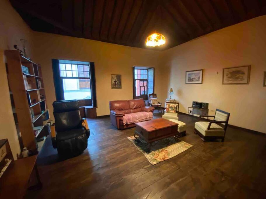 CASA MONTAÑEZ, caserón histórico