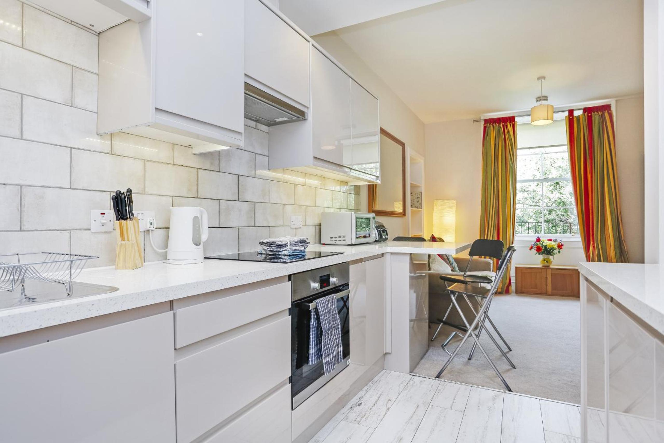 Fabulous 5 Double Bedroom Edinburgh Old Town apartment view 2