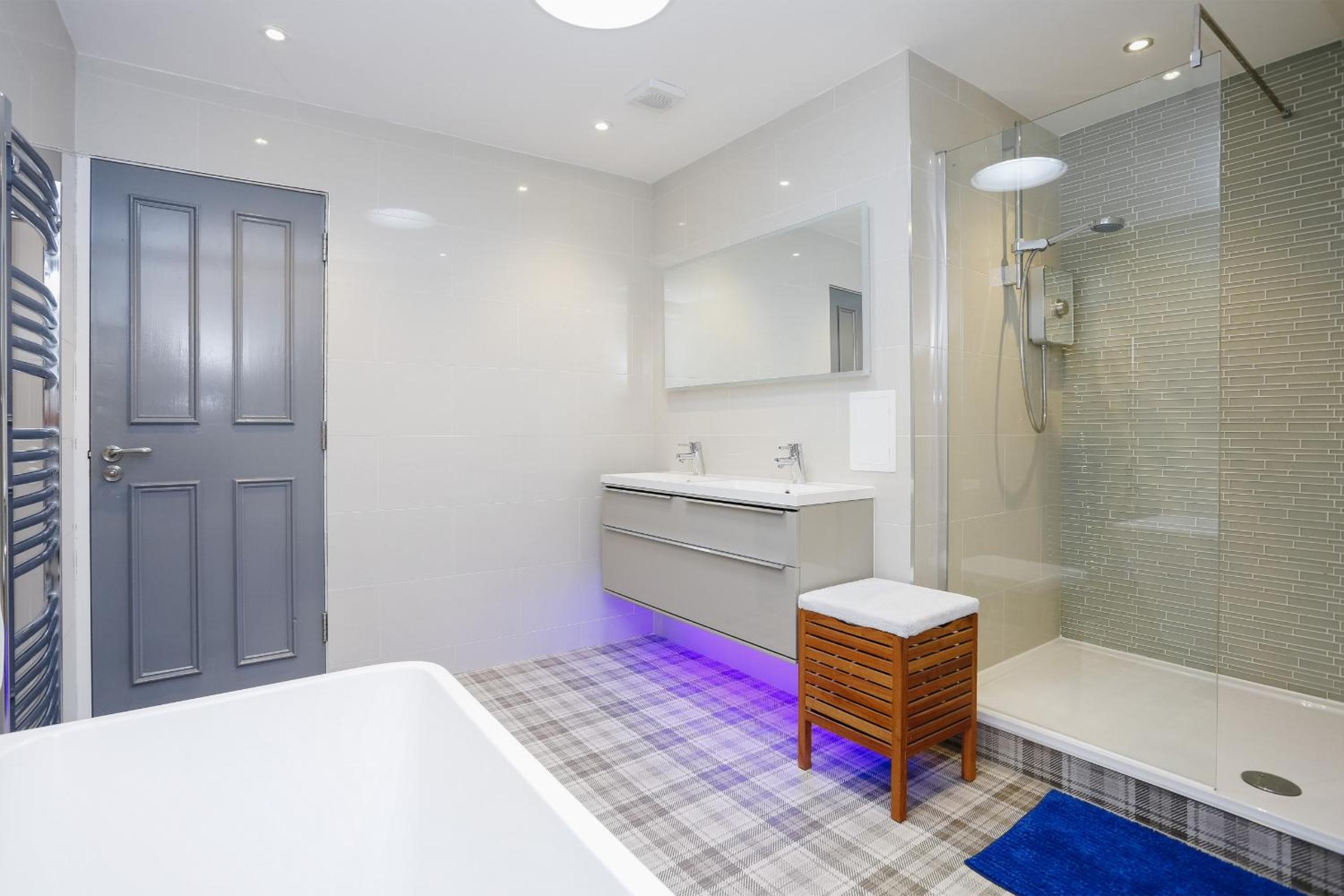 Fabulous 5 Double Bedroom Edinburgh Old Town apartment view 5