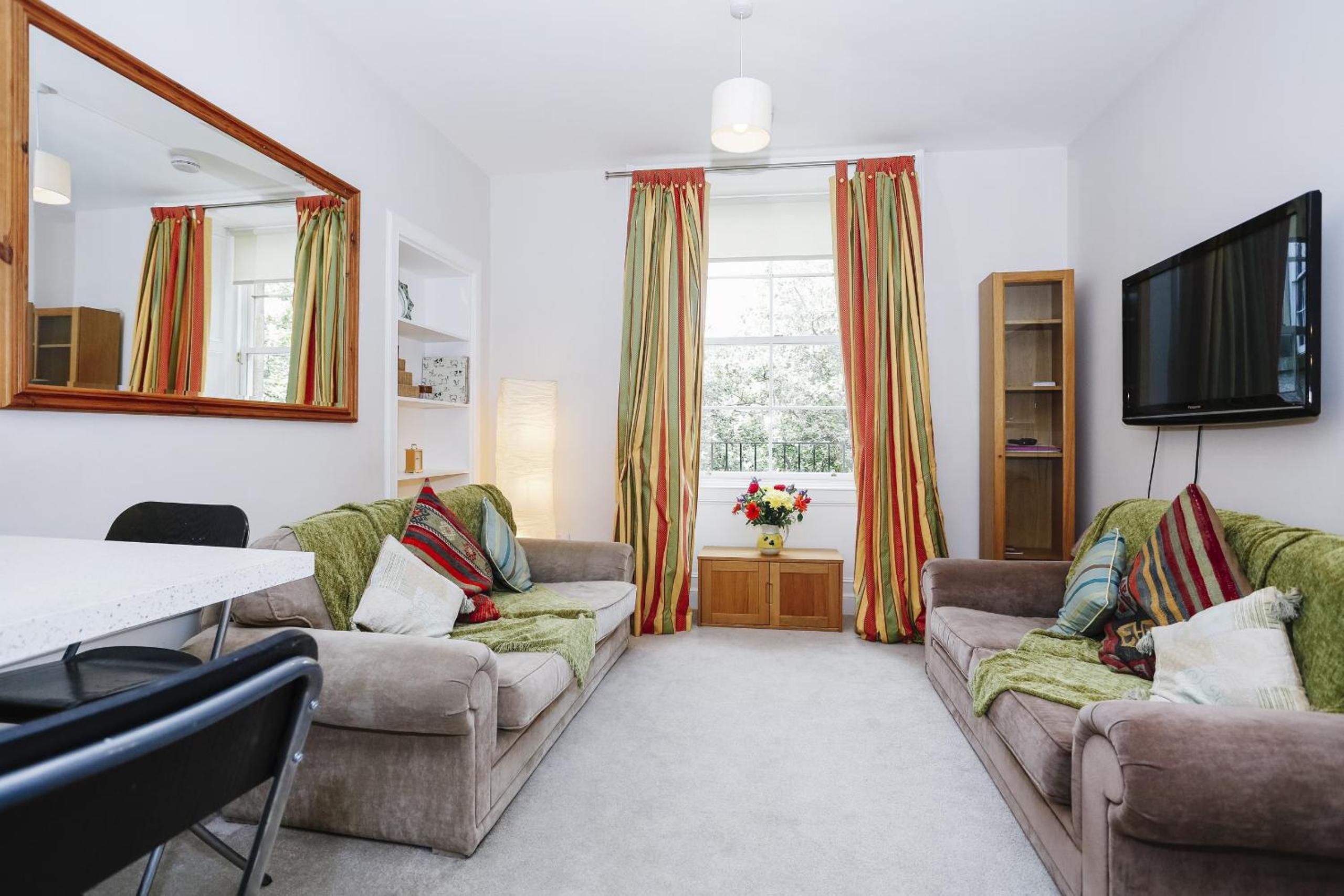 Fabulous 5 Double Bedroom Edinburgh Old Town apartment view 3