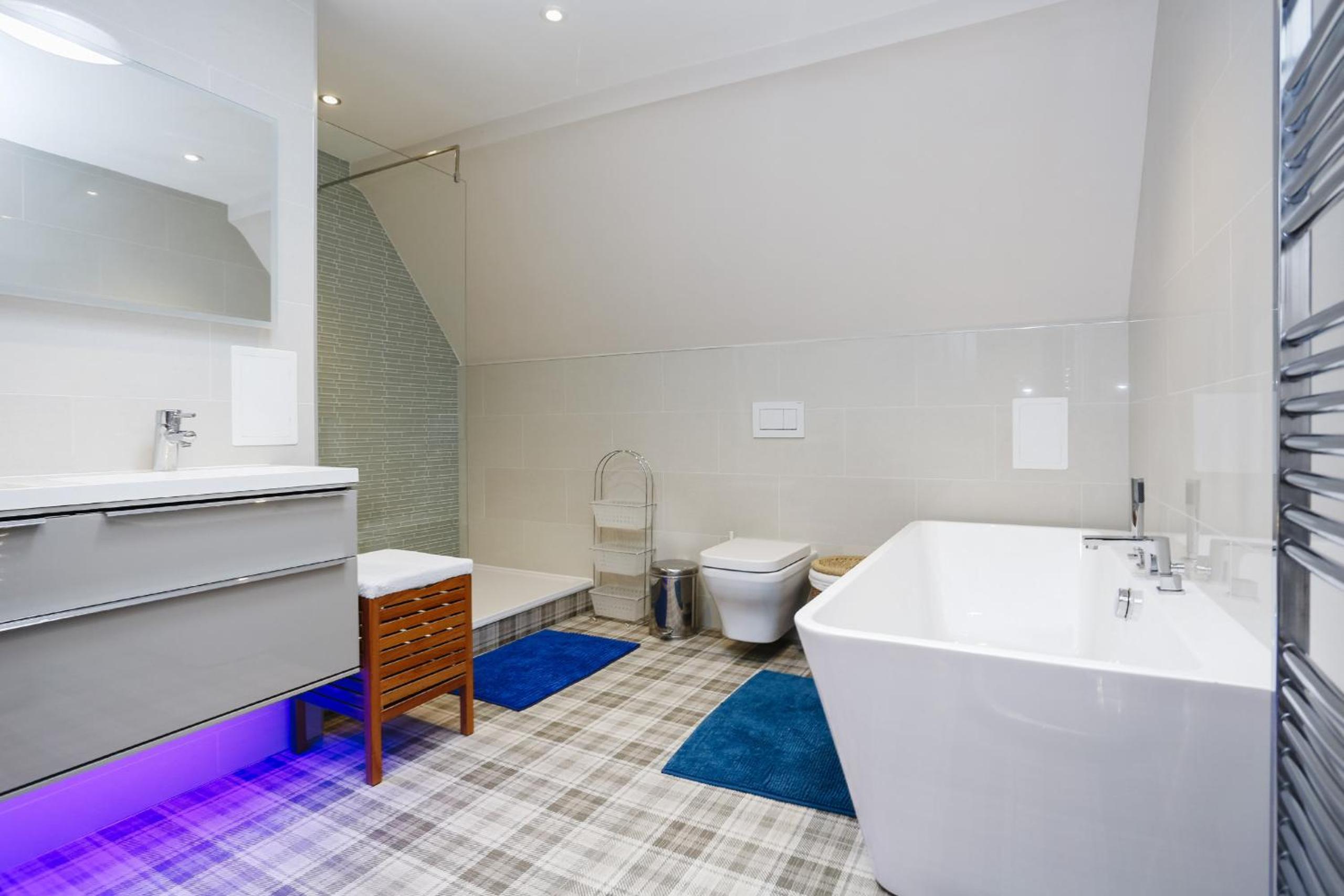 Fabulous 5 Double Bedroom Edinburgh Old Town apartment view 4