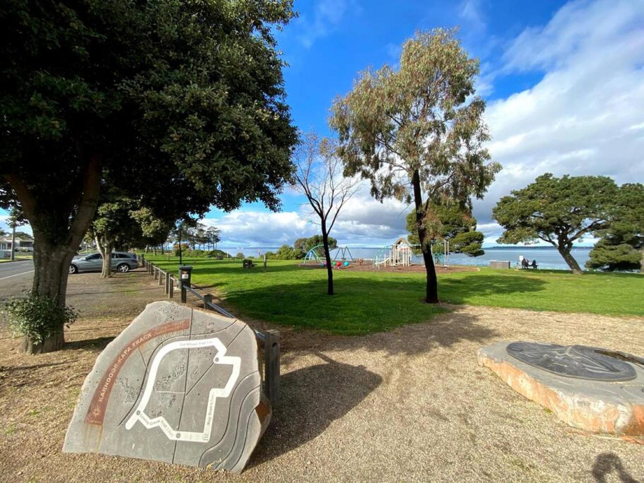 Beachside Getaway Bay Views North Shore VIC Sleeps 12 Free Wifi