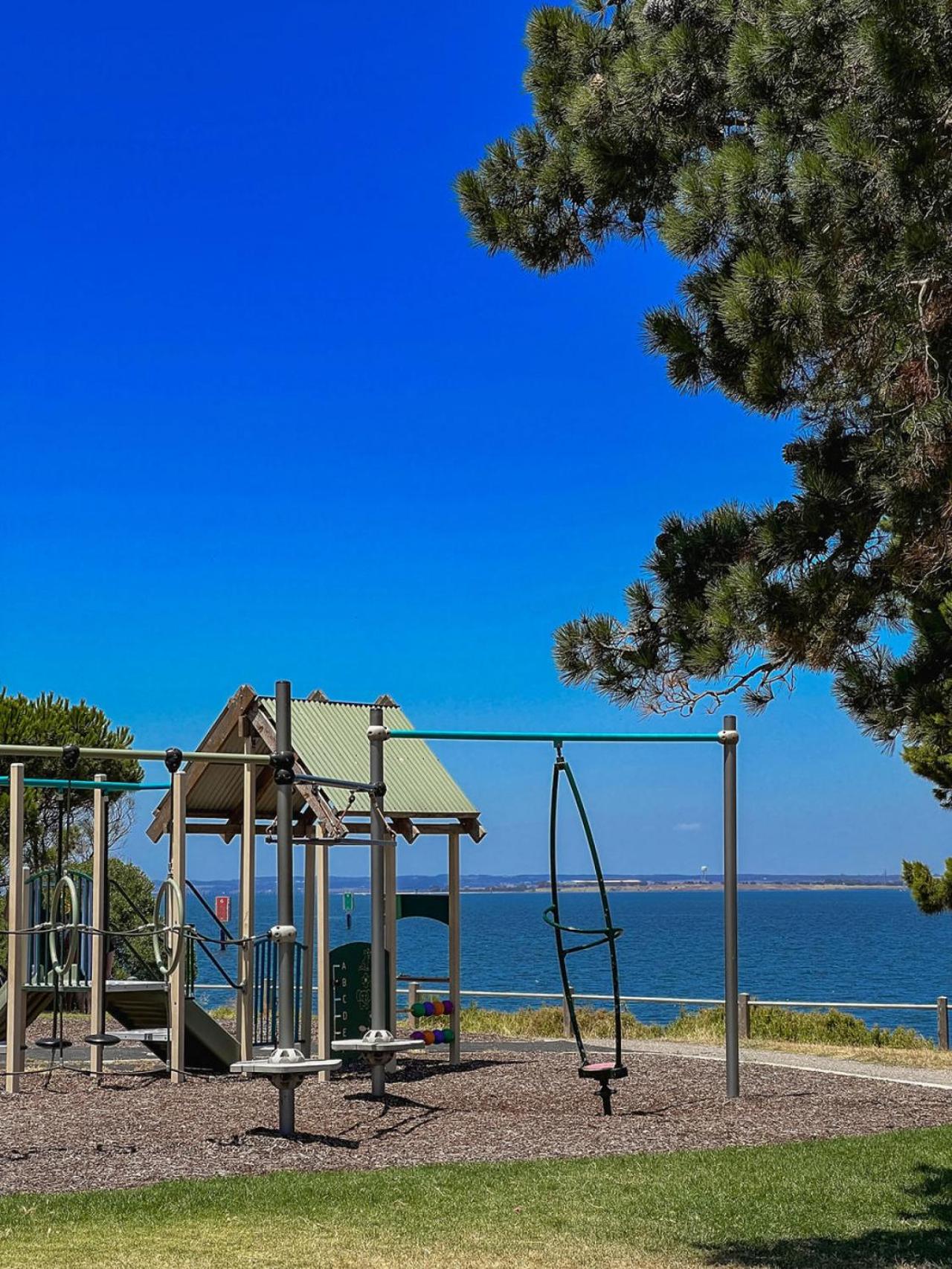Beachside Getaway Bay Views North Shore VIC Sleeps 12 Free Wifi