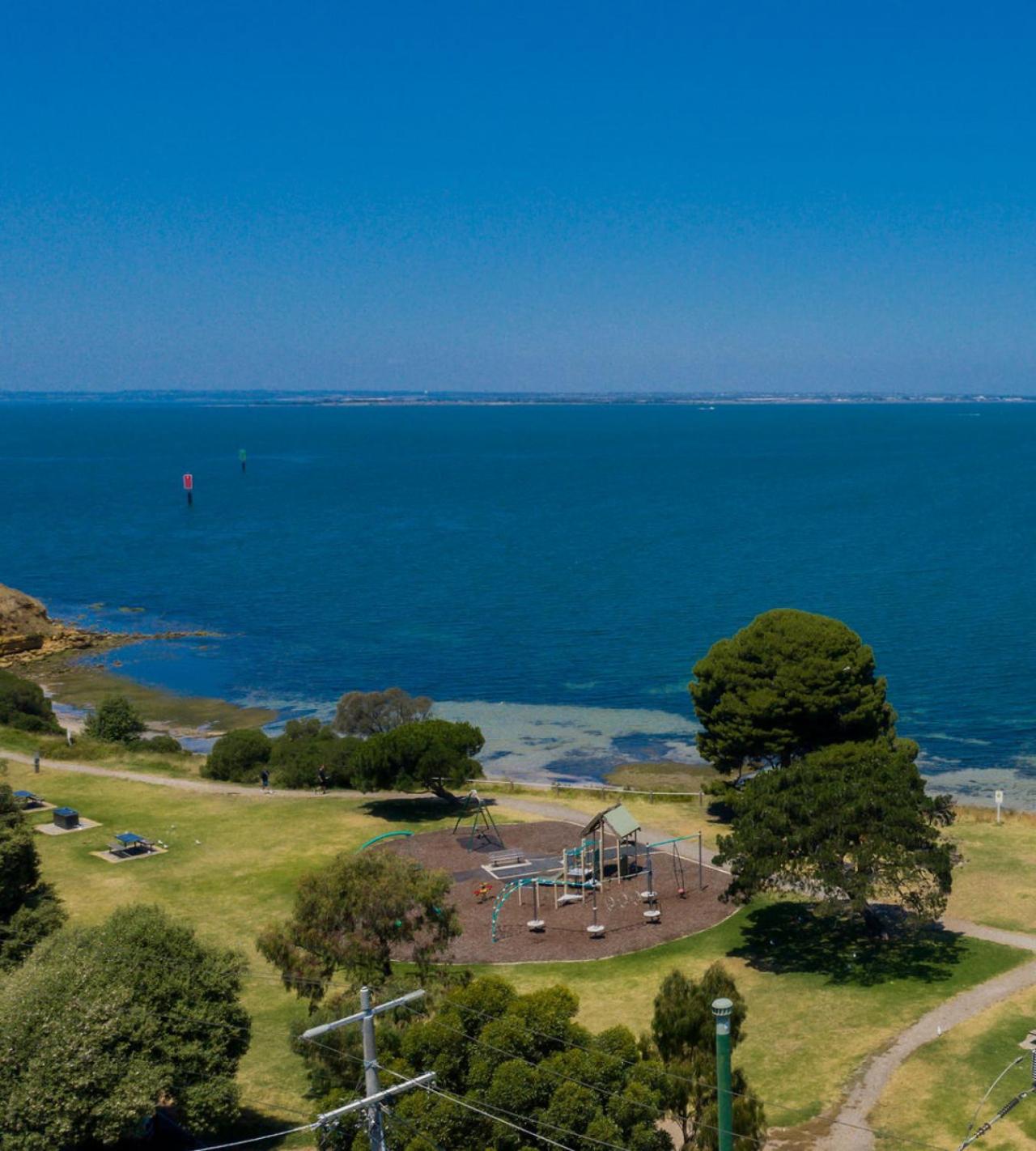 Beachside Getaway Bay Views North Shore VIC Sleeps 12 Free Wifi