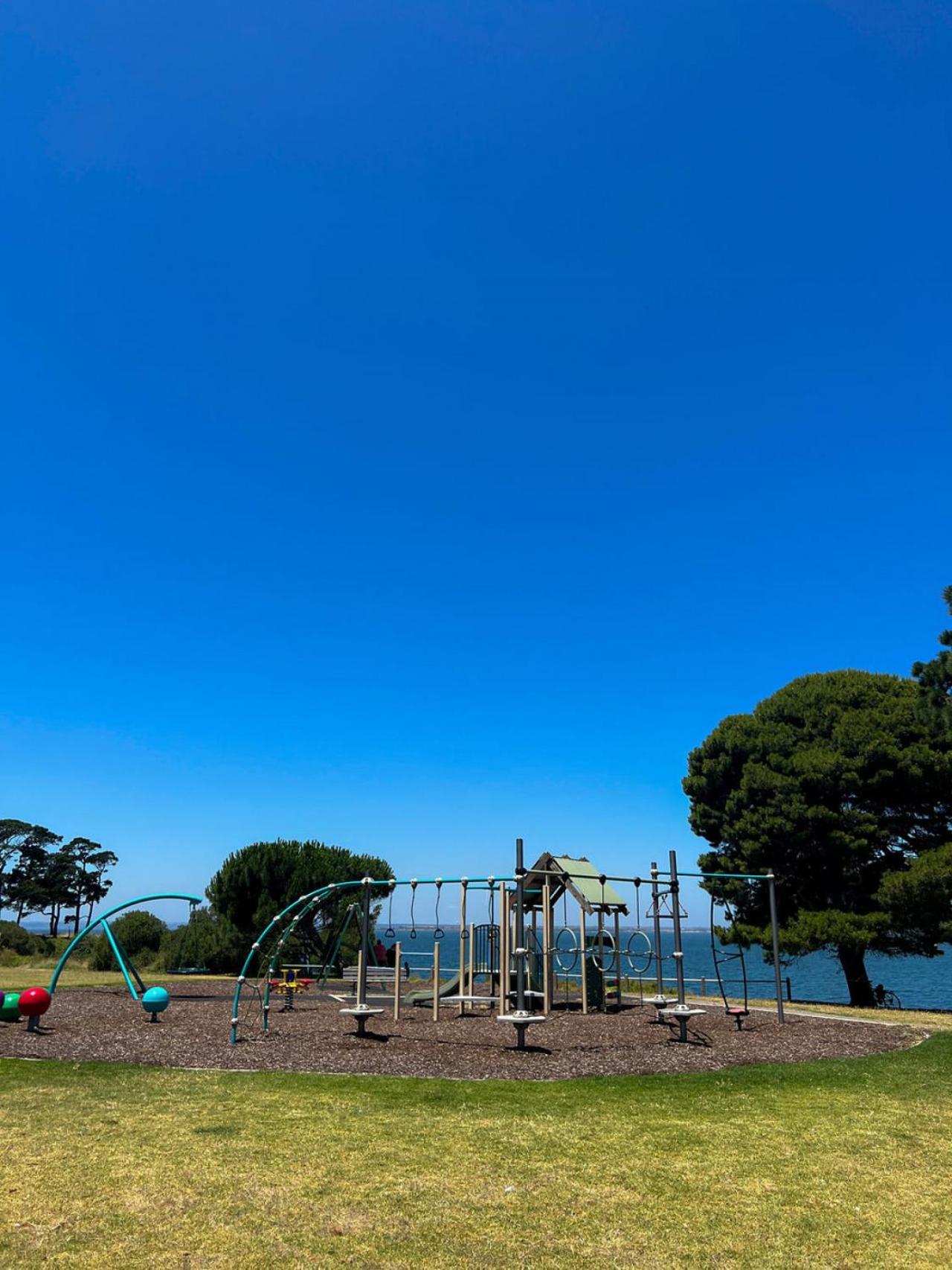 Beachside Getaway Bay Views North Shore VIC Sleeps 12 Free Wifi