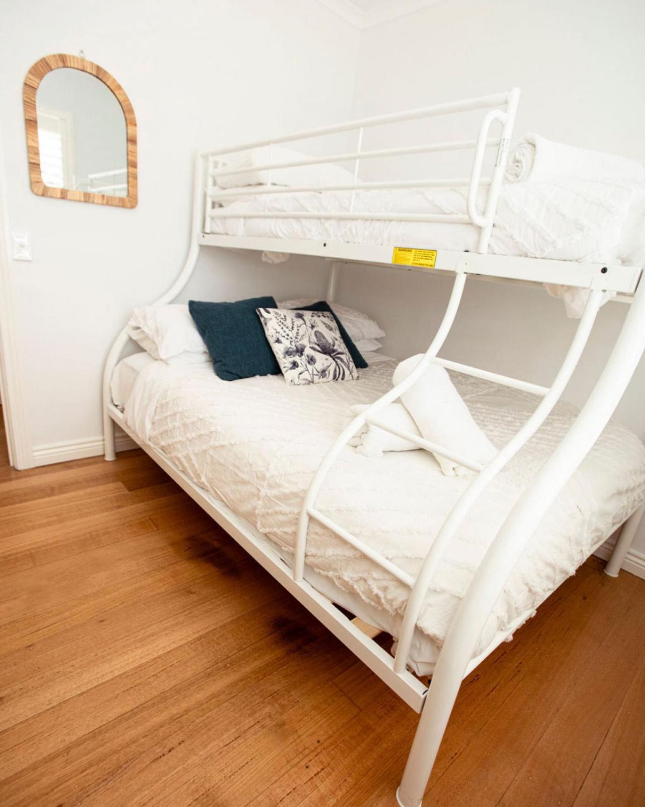 Beachside Getaway Bay Views North Shore VIC Sleeps 12 Free Wifi