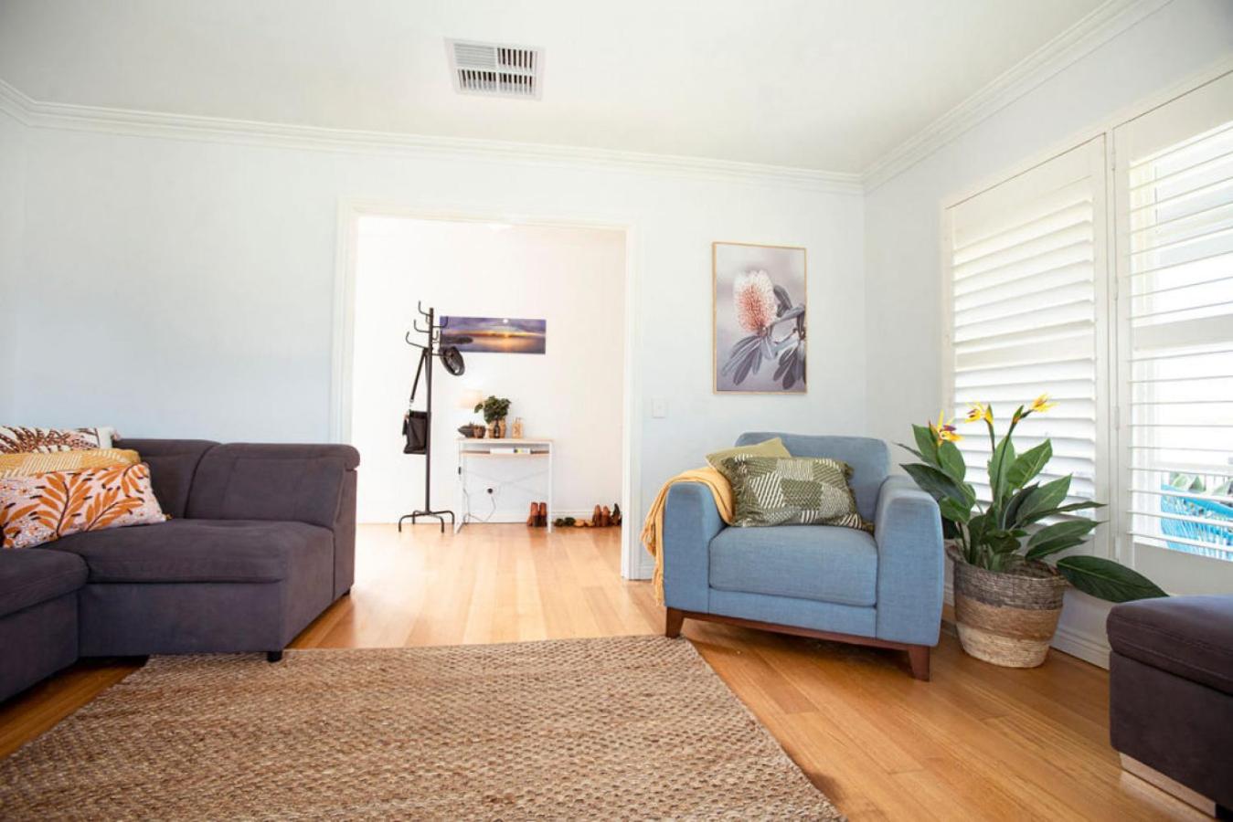 Beachside Getaway Bay Views North Shore VIC Sleeps 12 Free Wifi