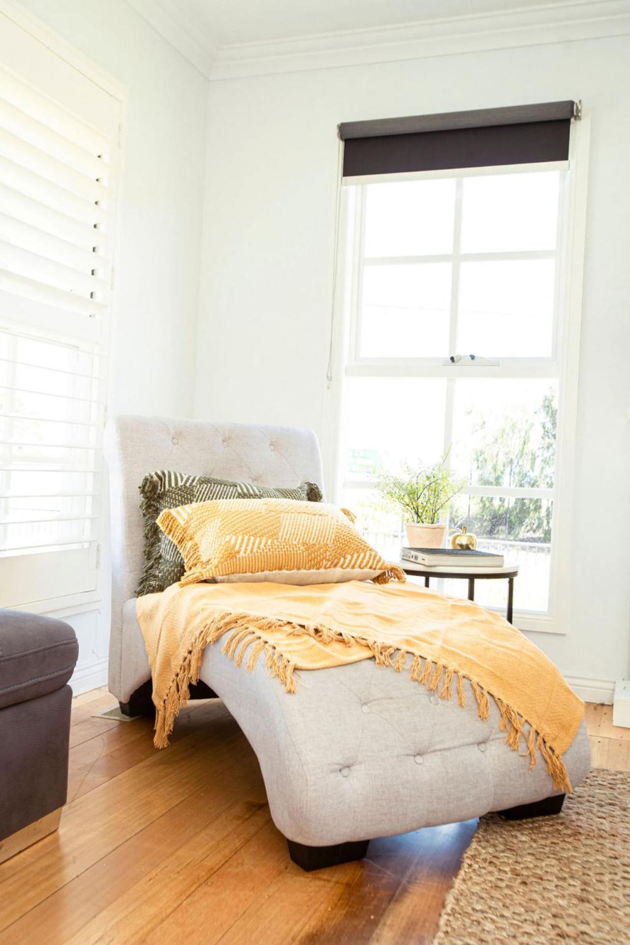 Beachside Getaway Bay Views North Shore VIC Sleeps 12 Free Wifi