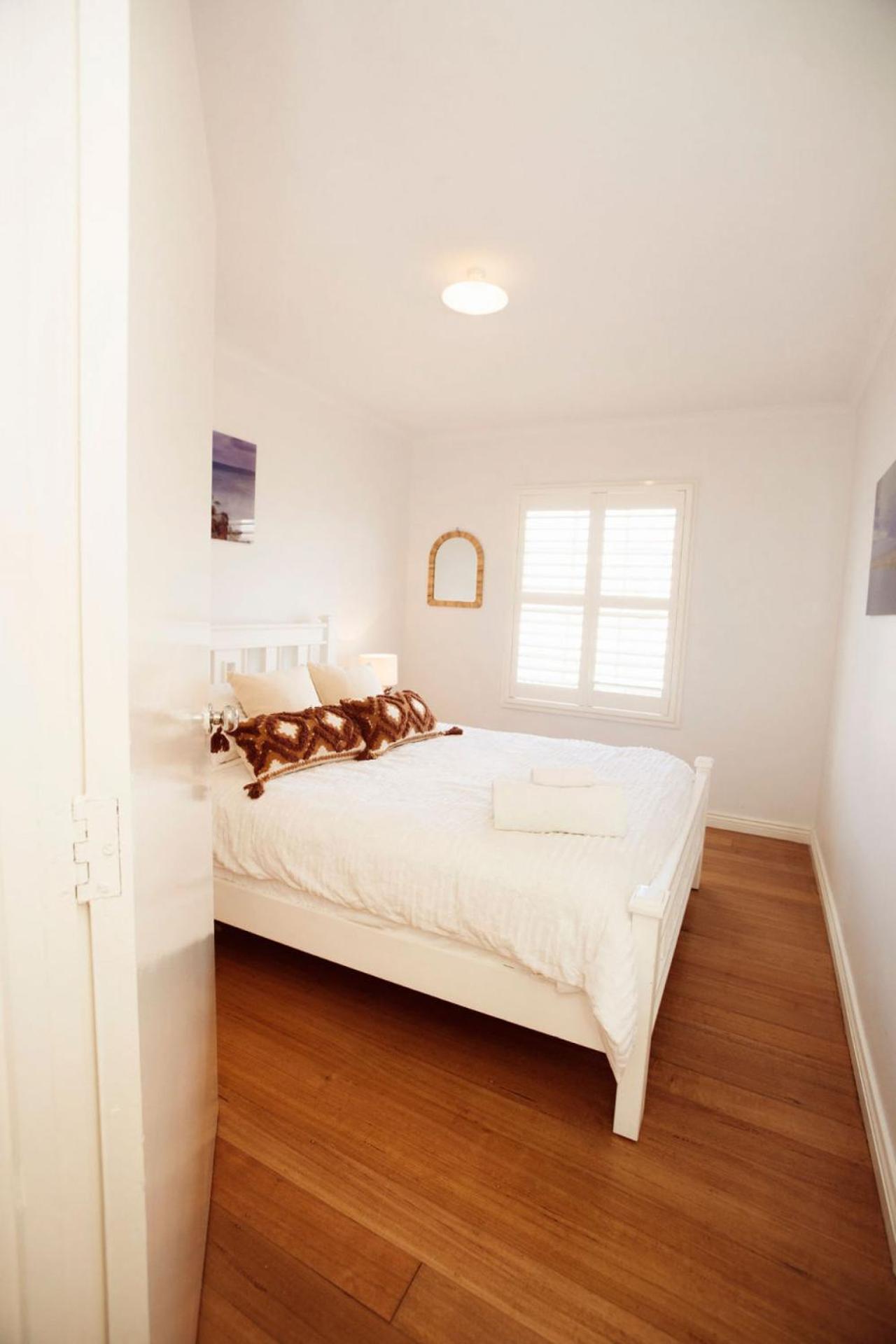 Beachside Getaway Bay Views North Shore VIC Sleeps 12 Free Wifi