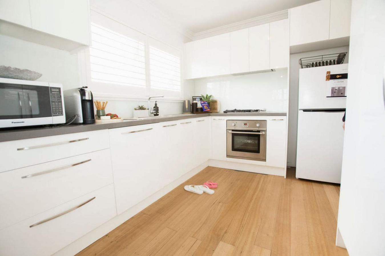 Beachside Getaway Bay Views North Shore VIC Sleeps 12 Free Wifi