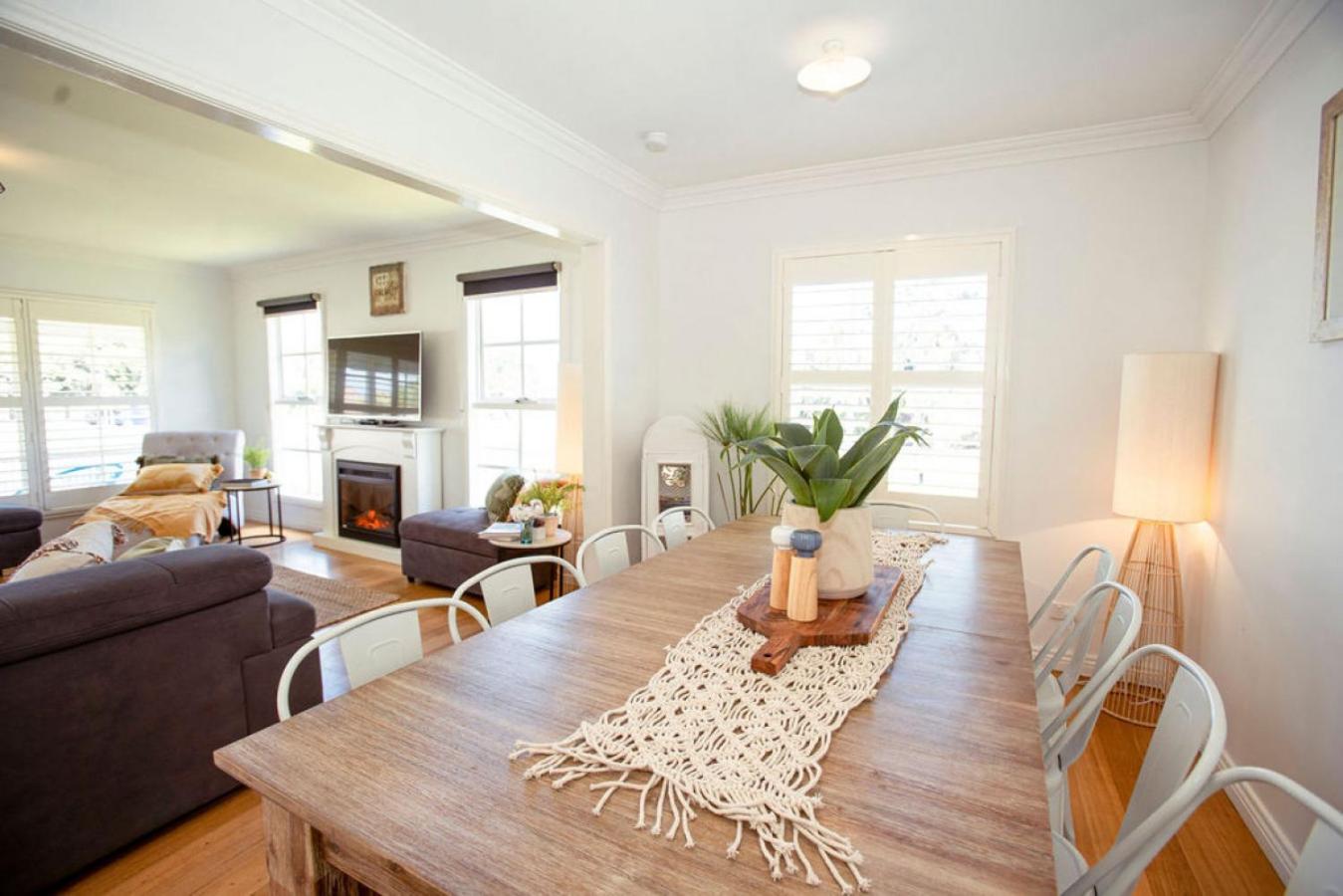 Beachside Getaway Bay Views North Shore VIC Sleeps 12 Free Wifi