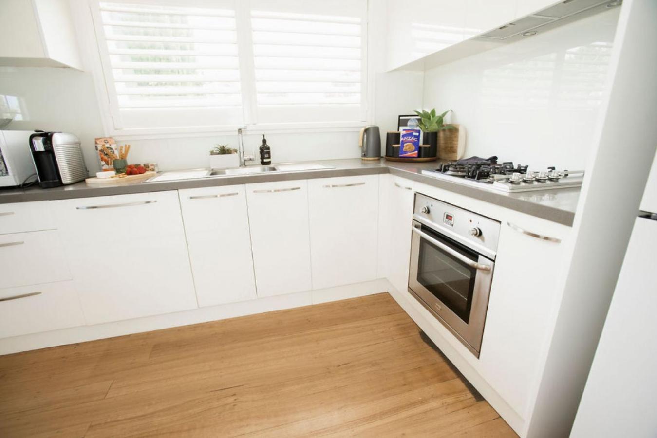 Beachside Getaway Bay Views North Shore VIC Sleeps 12 Free Wifi