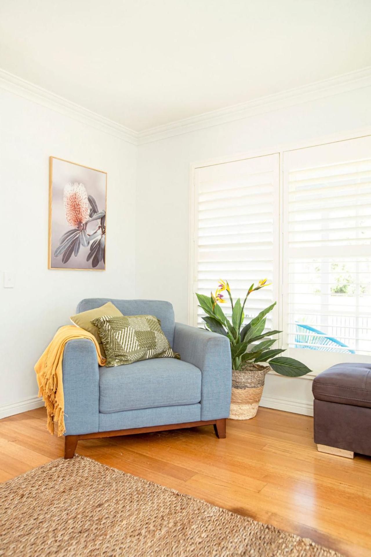 Beachside Getaway Bay Views North Shore VIC Sleeps 12 Free Wifi
