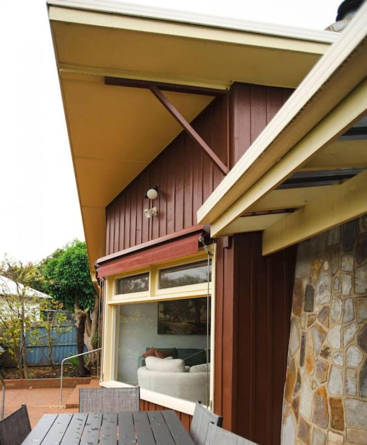 Very Cool Mid Century, Pet Friendly Urban Oasis