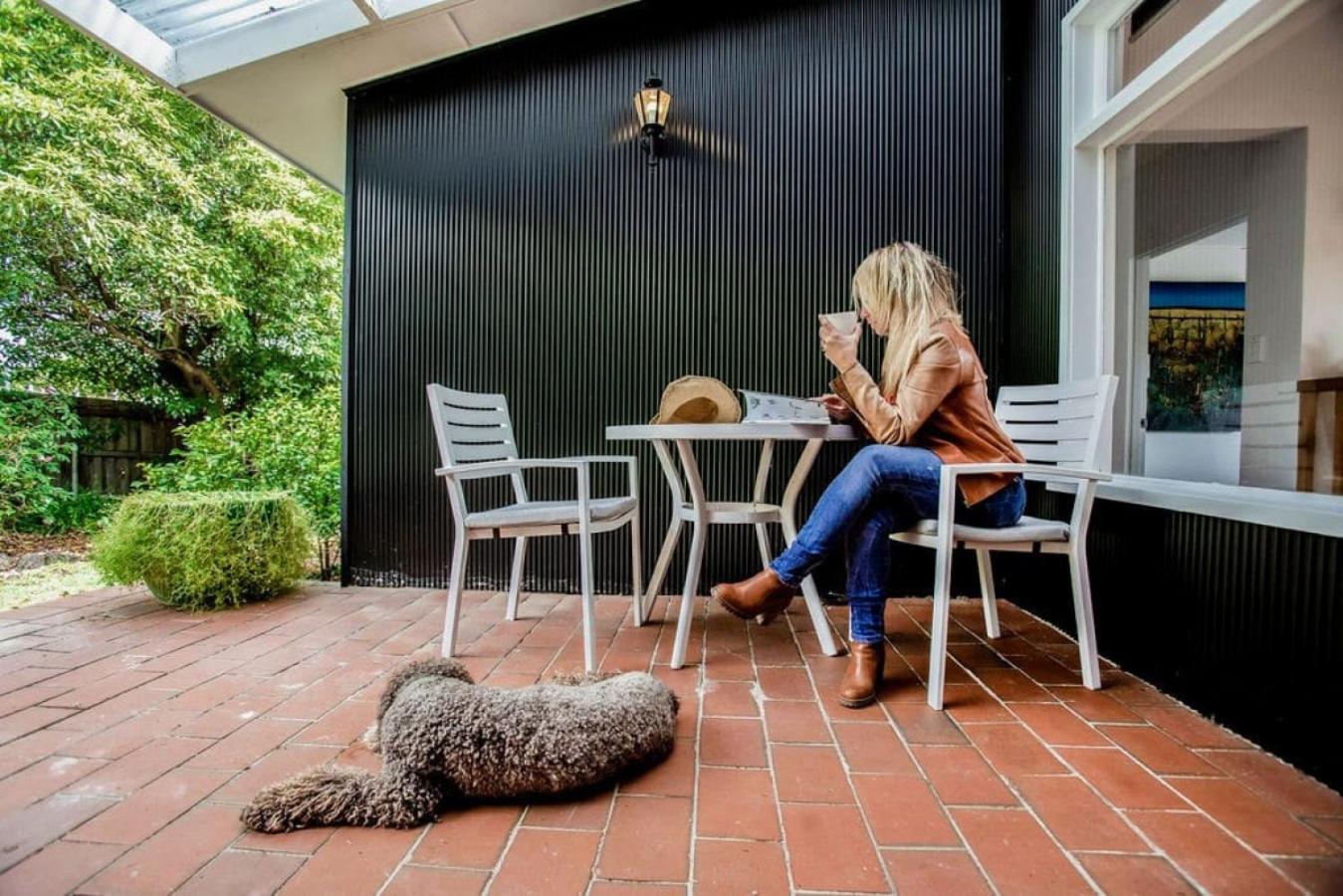 Very Cool Mid Century, Pet Friendly Urban Oasis