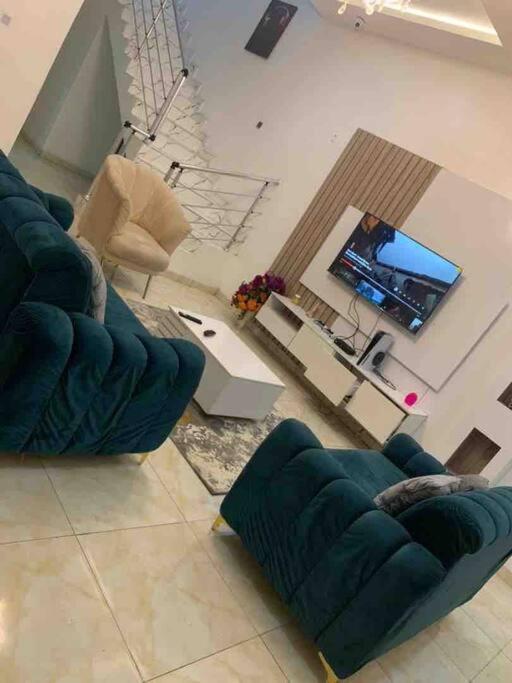 Jilles apartments -4bedroomduplex24hrlight&security