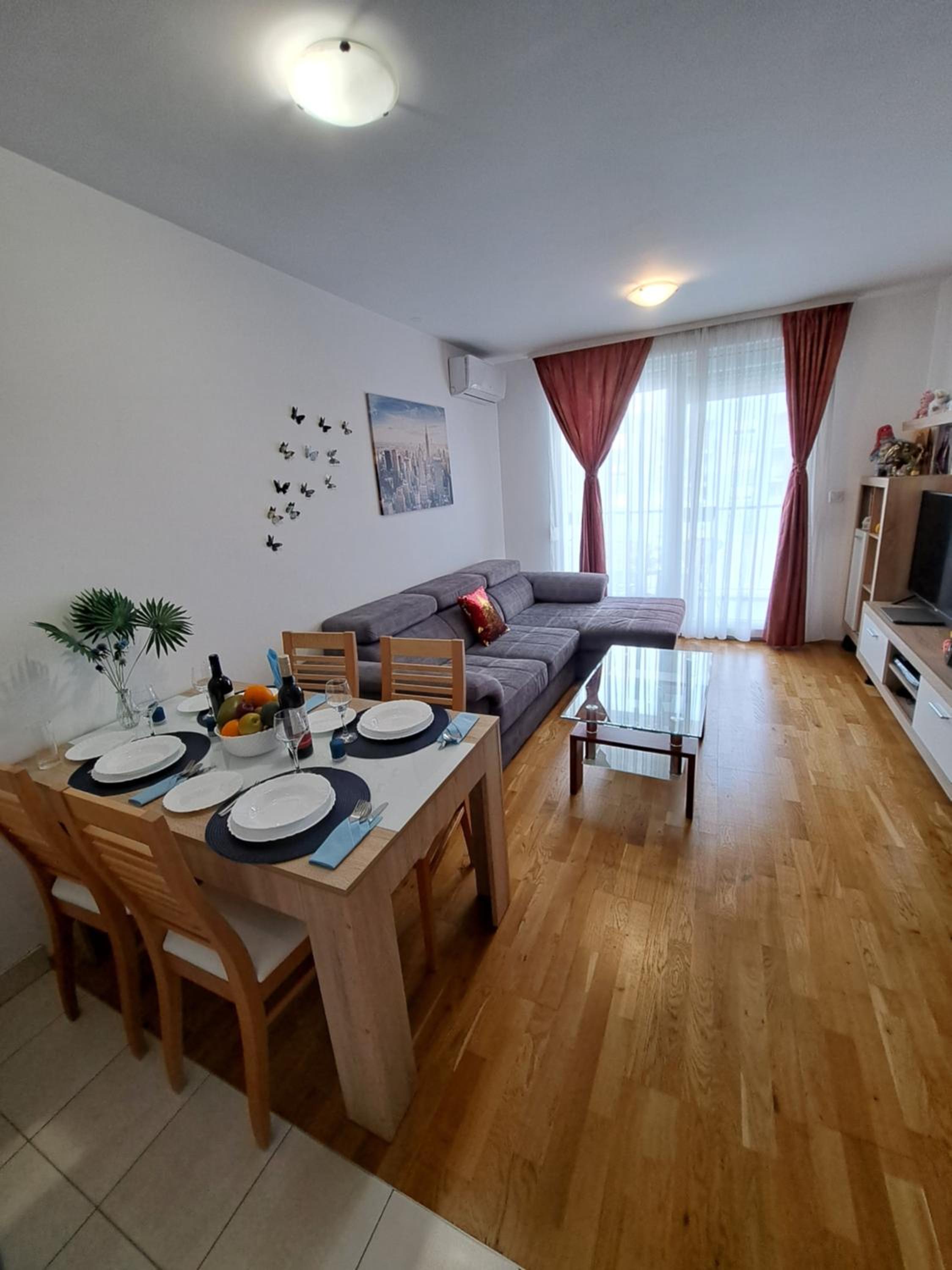 Mariposa, apartment with balcony, private parking in the garage, Near the biggest shopping center Mall of Split view 5