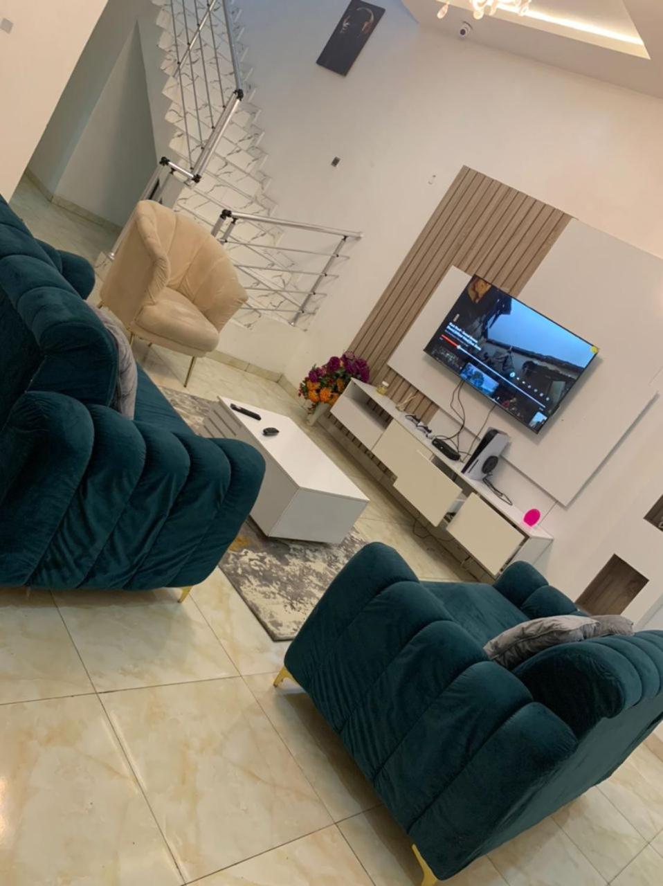 Jilles apartments -4bedroomduplex24hrlight&security