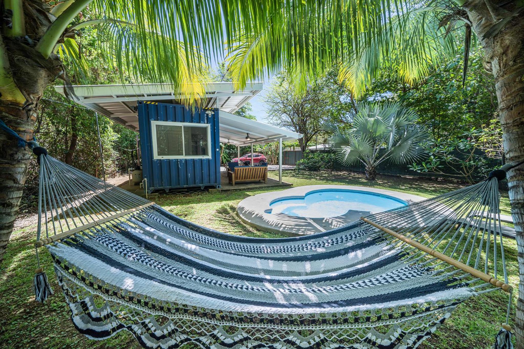 Cute, modern Tiny home with pool for 2 people in Playa Potrero