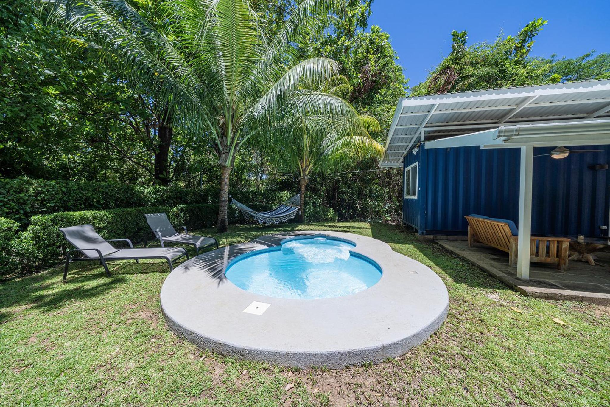 Cute, modern Tiny home with pool for 2 people in Playa Potrero