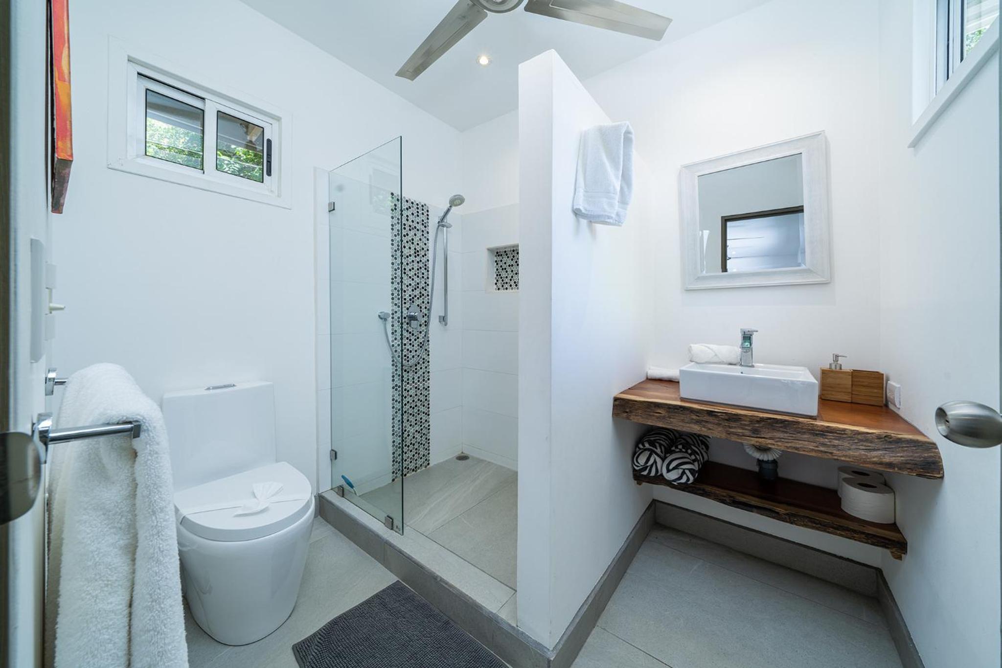 Cute, modern Tiny home with pool for 2 people in Playa Potrero