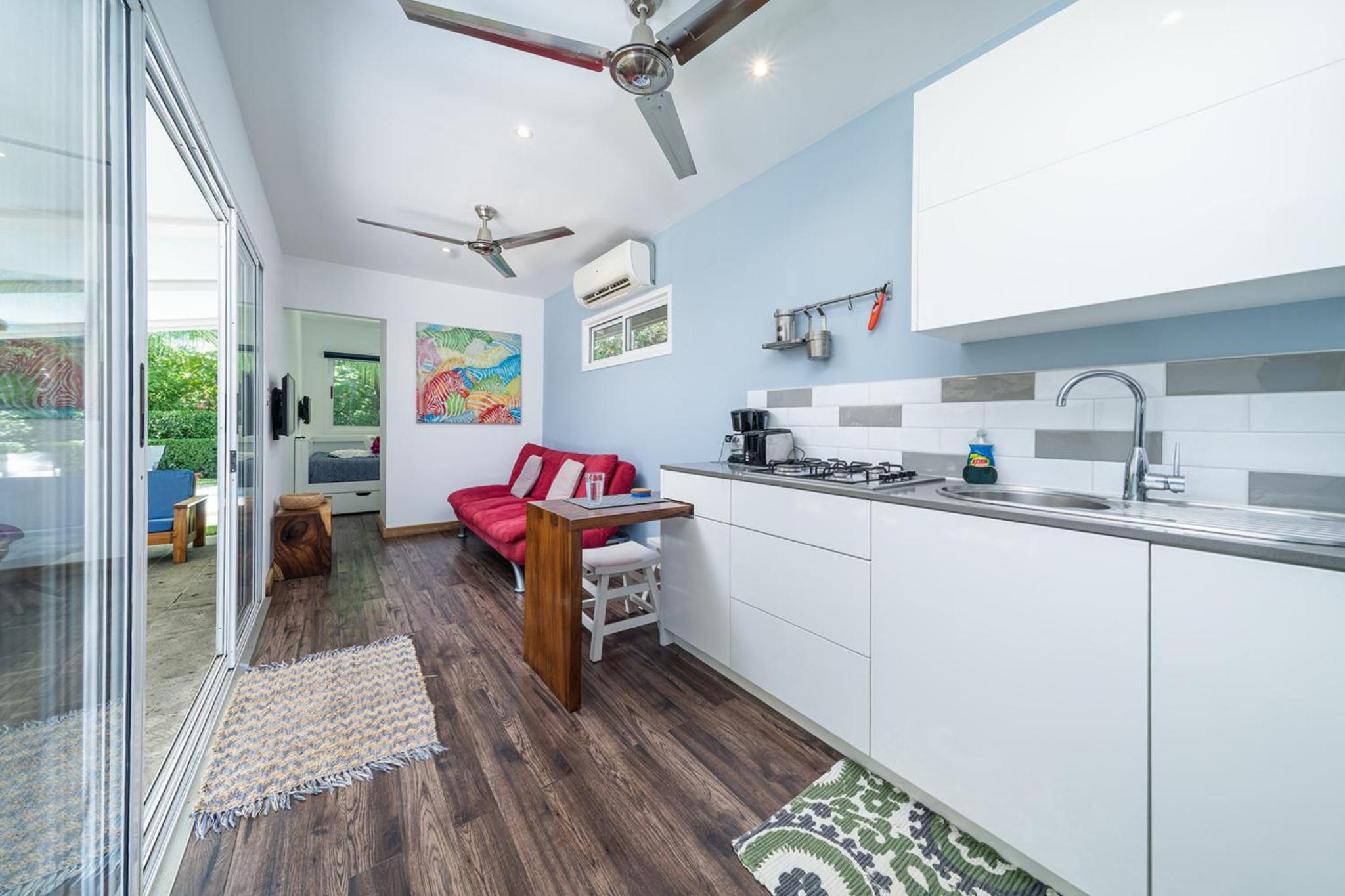 Cute, modern Tiny home with pool for 2 people in Playa Potrero