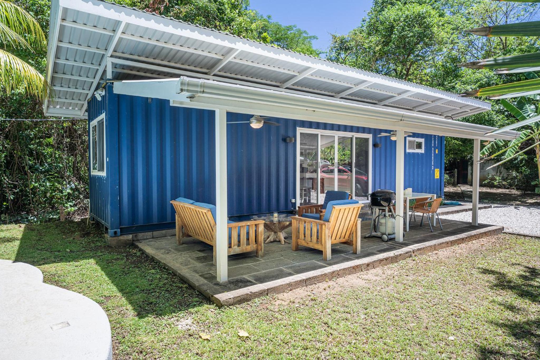 Cute, modern Tiny home with pool for 2 people in Playa Potrero