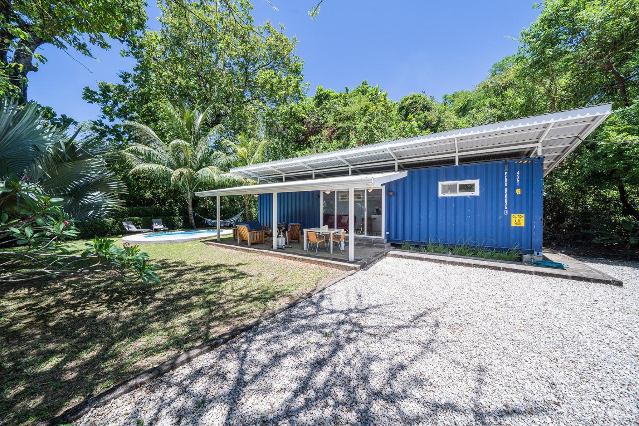 Cute, modern Tiny home with pool for 2 people in Playa Potrero