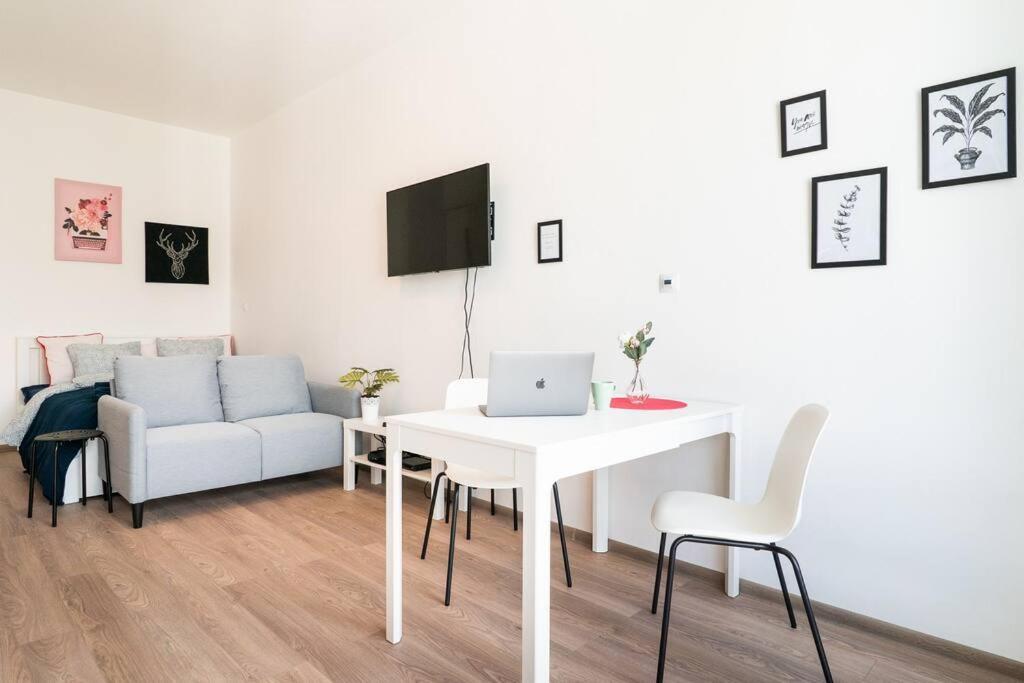 Garden View Studio with a balcony (self check in)