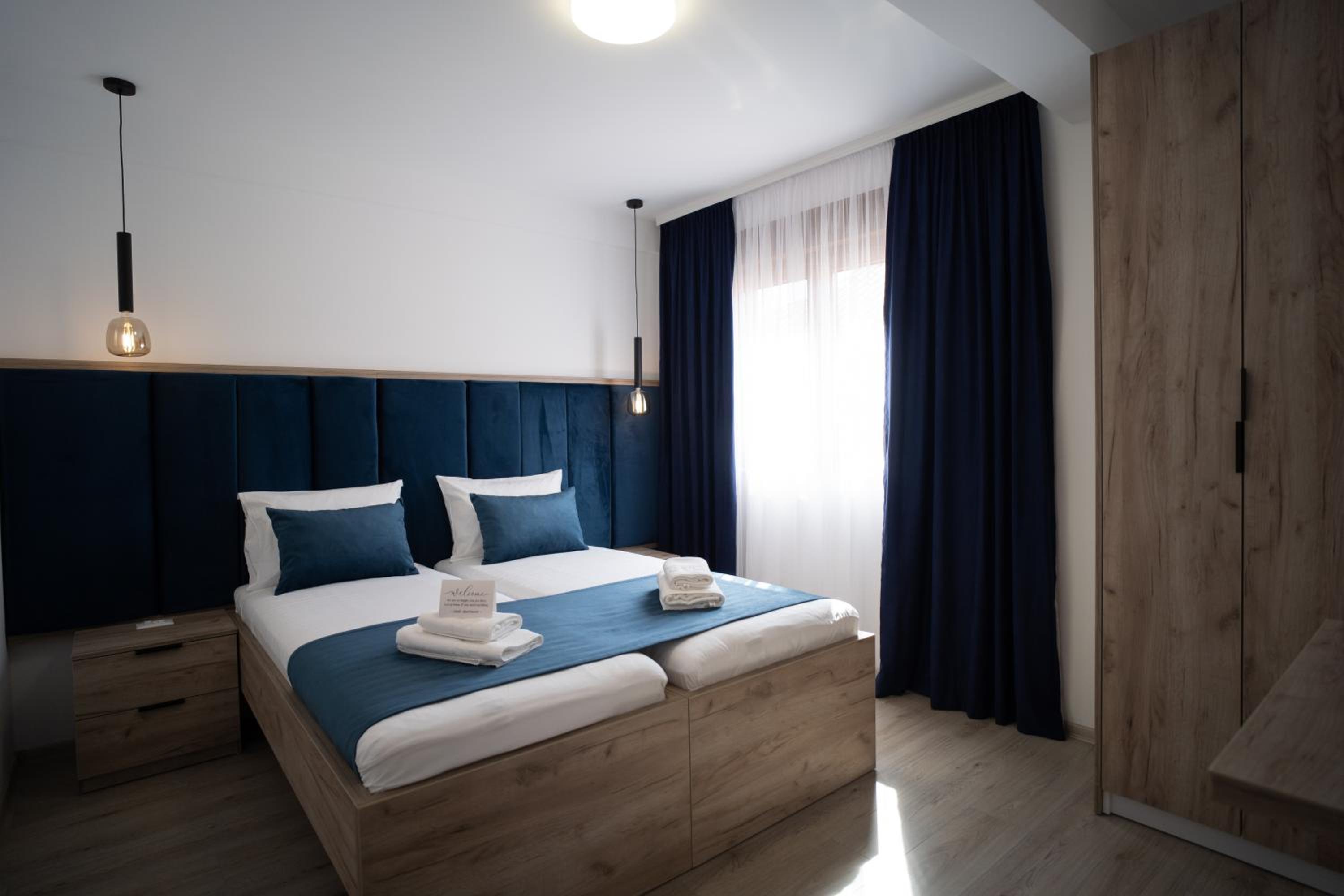 Apartments and rooms SMILE